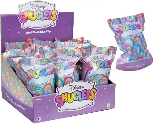8410779623515 – Lot de 12 pcs Disney Snuglets Peluche Bag Clip 15 cm en blindbag display – Grossiste Disney