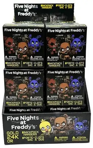 796548425442 – Colis de 18 pcs : Five Nights at Freddy’s Backpack Hanger en blindbox 6x6 cm assorti en display – Grossiste figurines et porte-clés sous licence