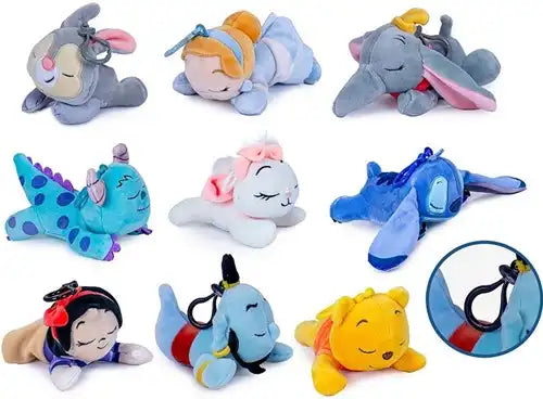 8410779623515 – Lot de 12 pcs Disney Snuglets Peluche Bag Clip 15 cm en blindbag display – Grossiste Disney