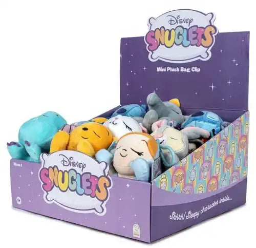 8410779623515 – Lot de 12 pcs Disney Snuglets Peluche Bag Clip 15 cm en blindbag display – Grossiste Disney