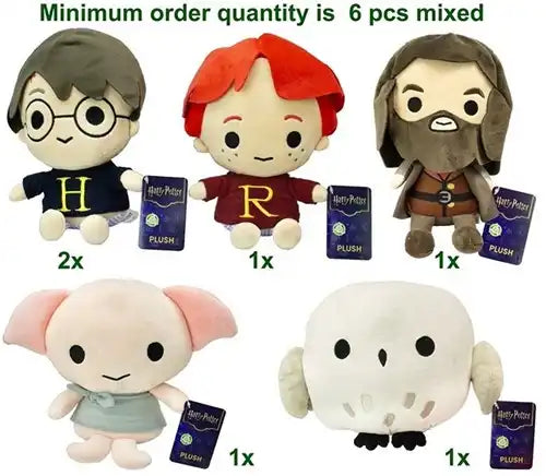 8721246999492 – Harry Potter Peluche assis 23 cm (5 modèles assortis, colis de 6 pcs) dispo Simcha.fr