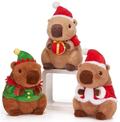 5038104495069 – Peluche Capybara Christmas 3 assortis 24cm (colis 3 pièces)