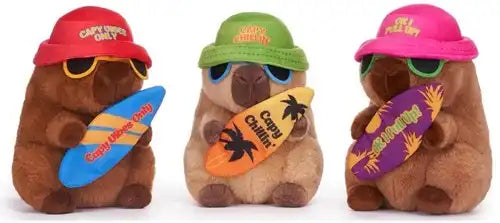 5038104495090 – Peluche Capybara Holiday 3 assortis 22cm (colis 3 pièces)