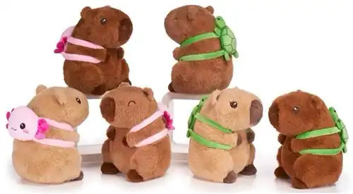 5038104494864 – Peluches Capybara avec sac à dos – 22 cm – 3 modèles assortis – Colis de 6