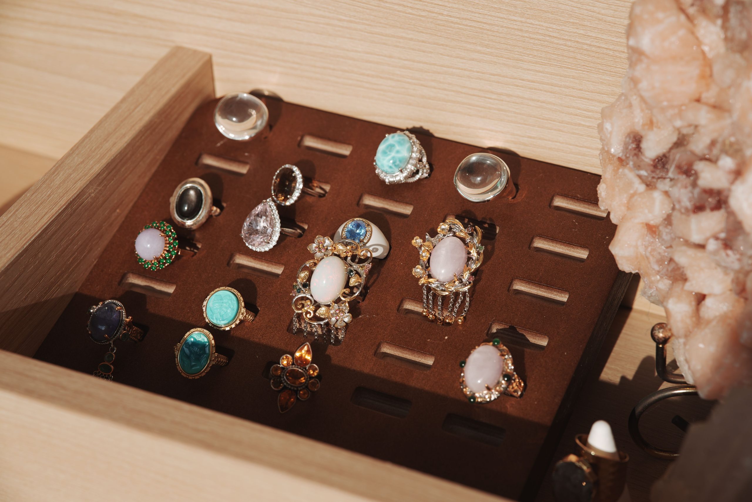 Boîte à bijoux organisée avec bagues gemme