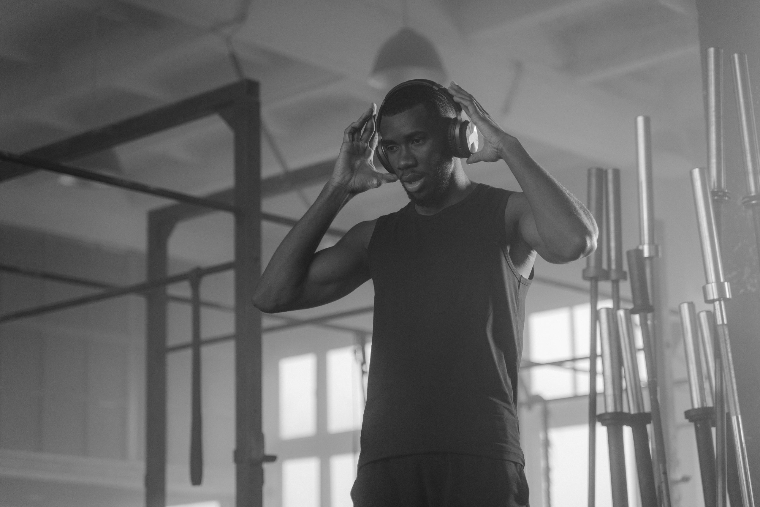 Homme portant casque bluetooth à la salle de sport