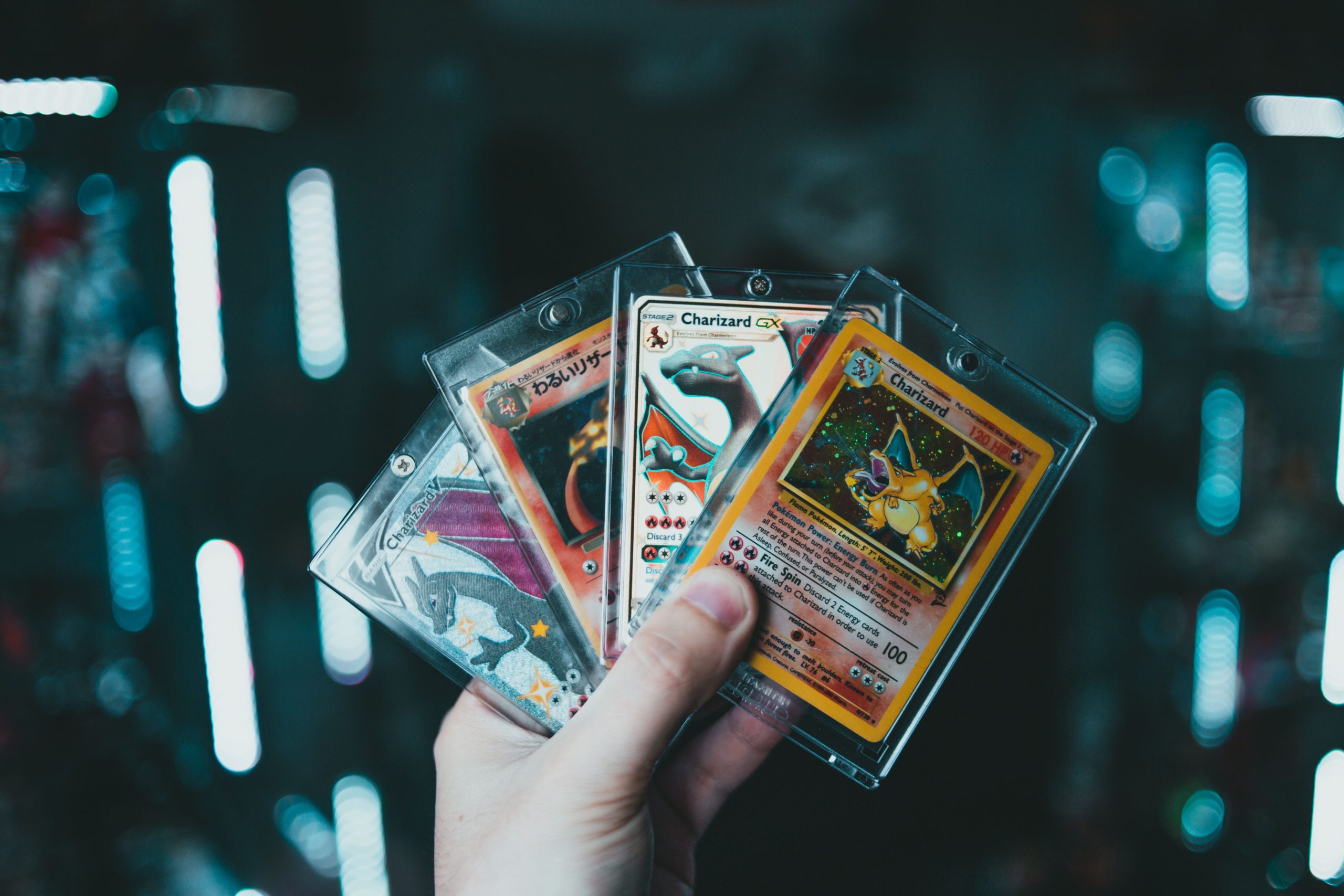 Main tenant des cartes Charizard Pokemon collectibles