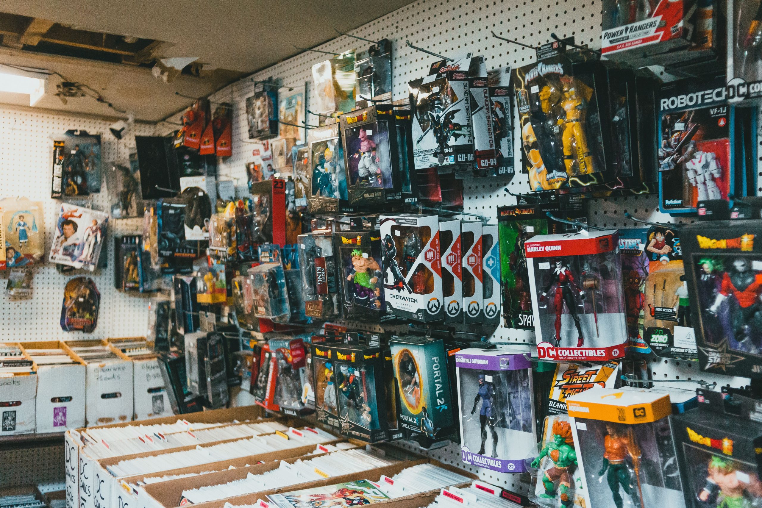 Emballages de jouets robots et superhéros en boutique