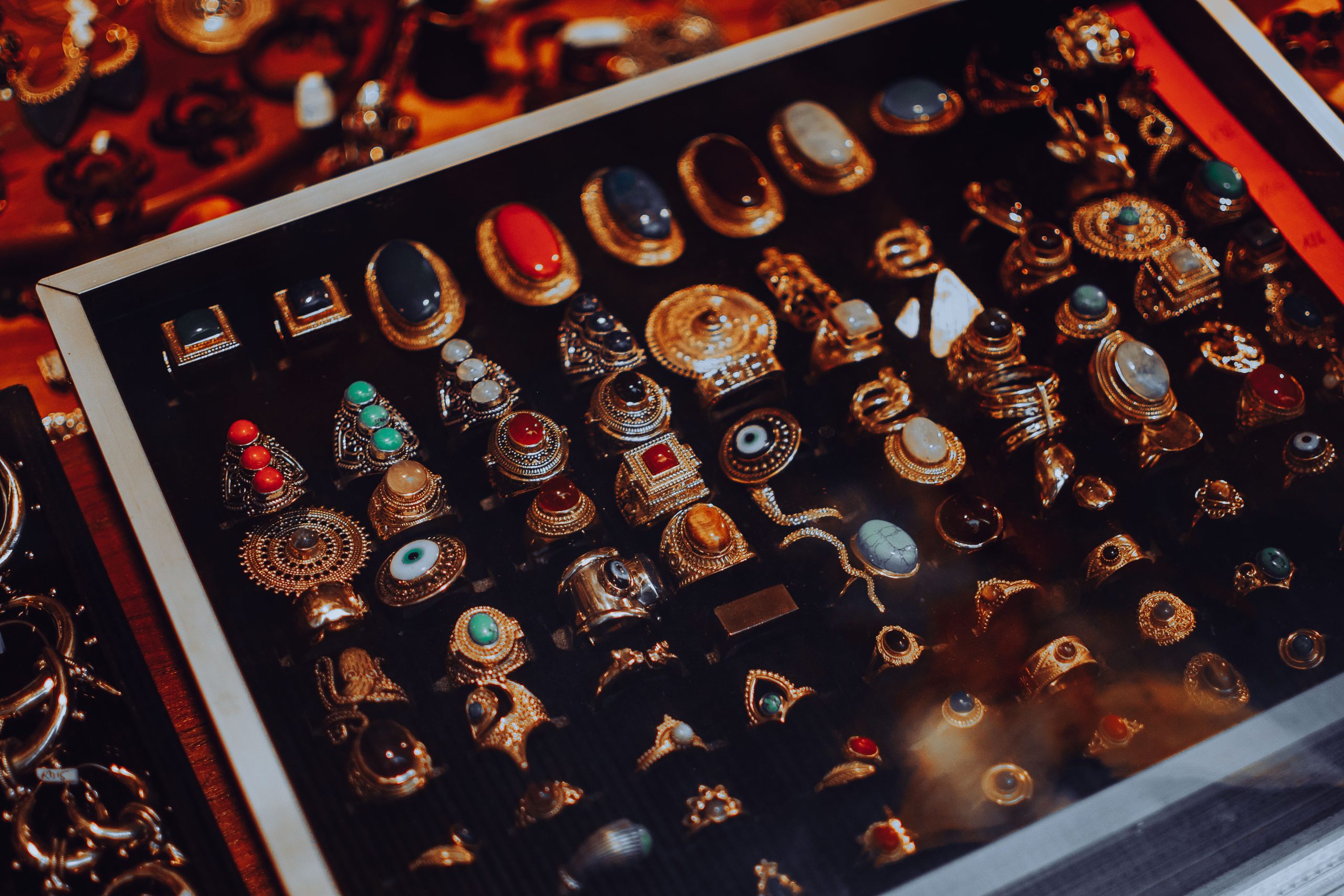 Coffret bijoux vintage aux designs ornementés