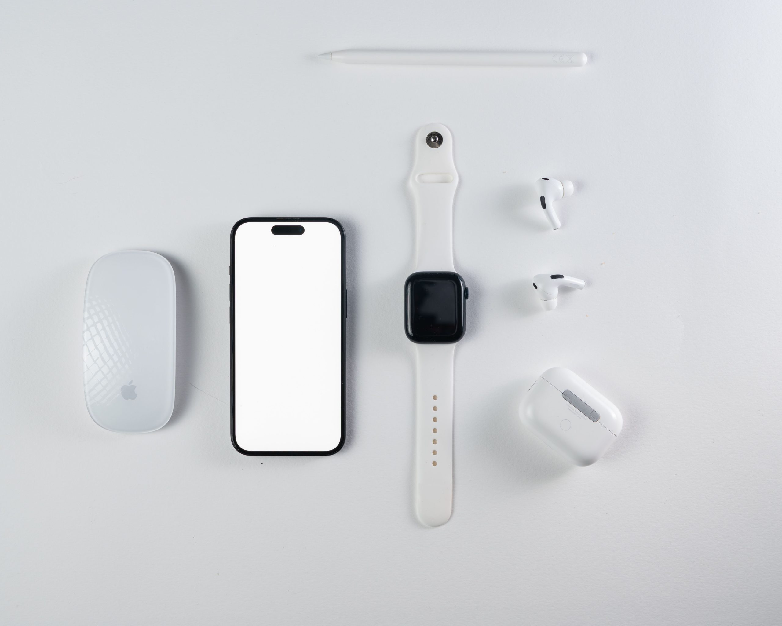 Smartphone montre connectee ecouteurs souris