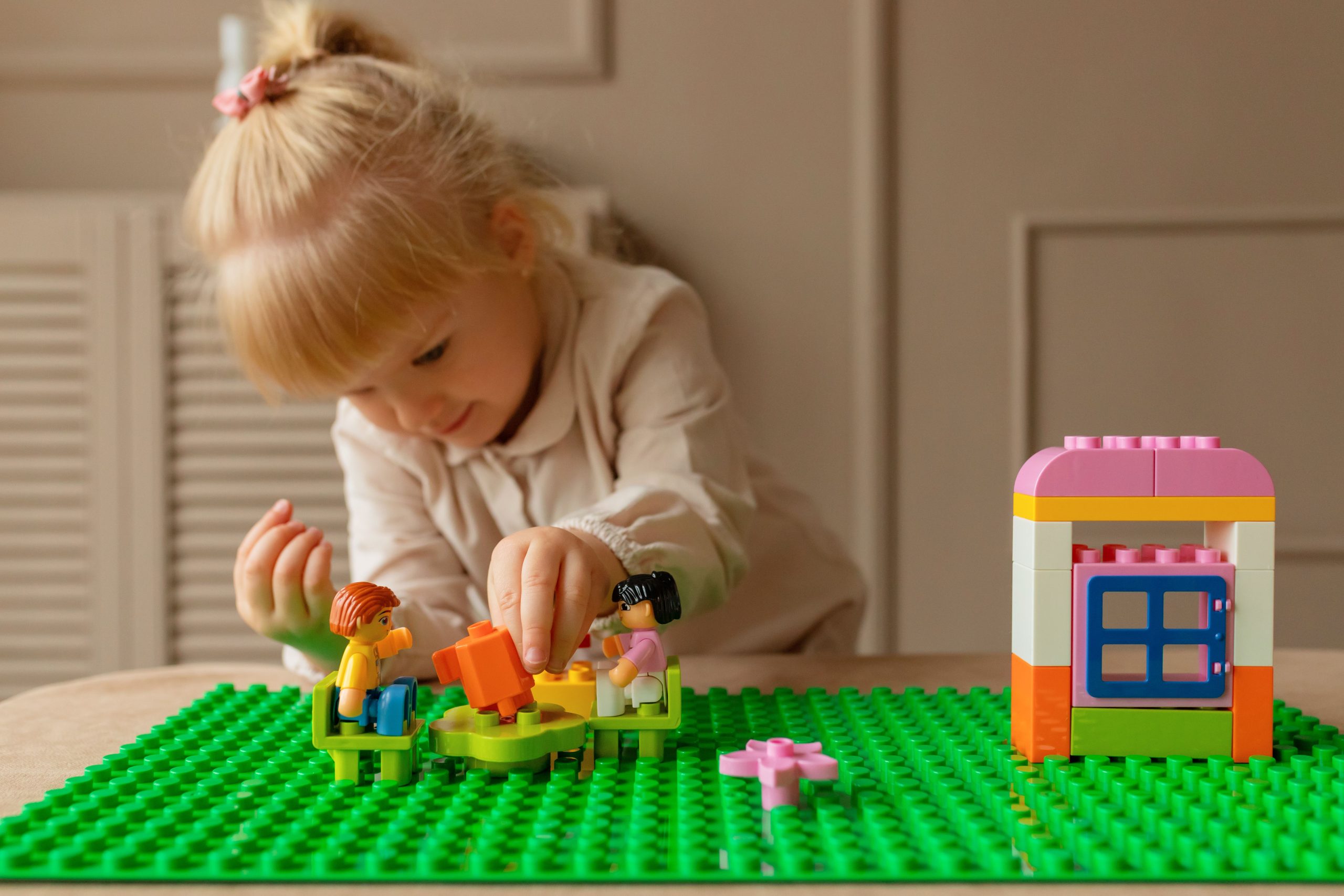 Jeune fille construisant avec des blocs plastique colorés