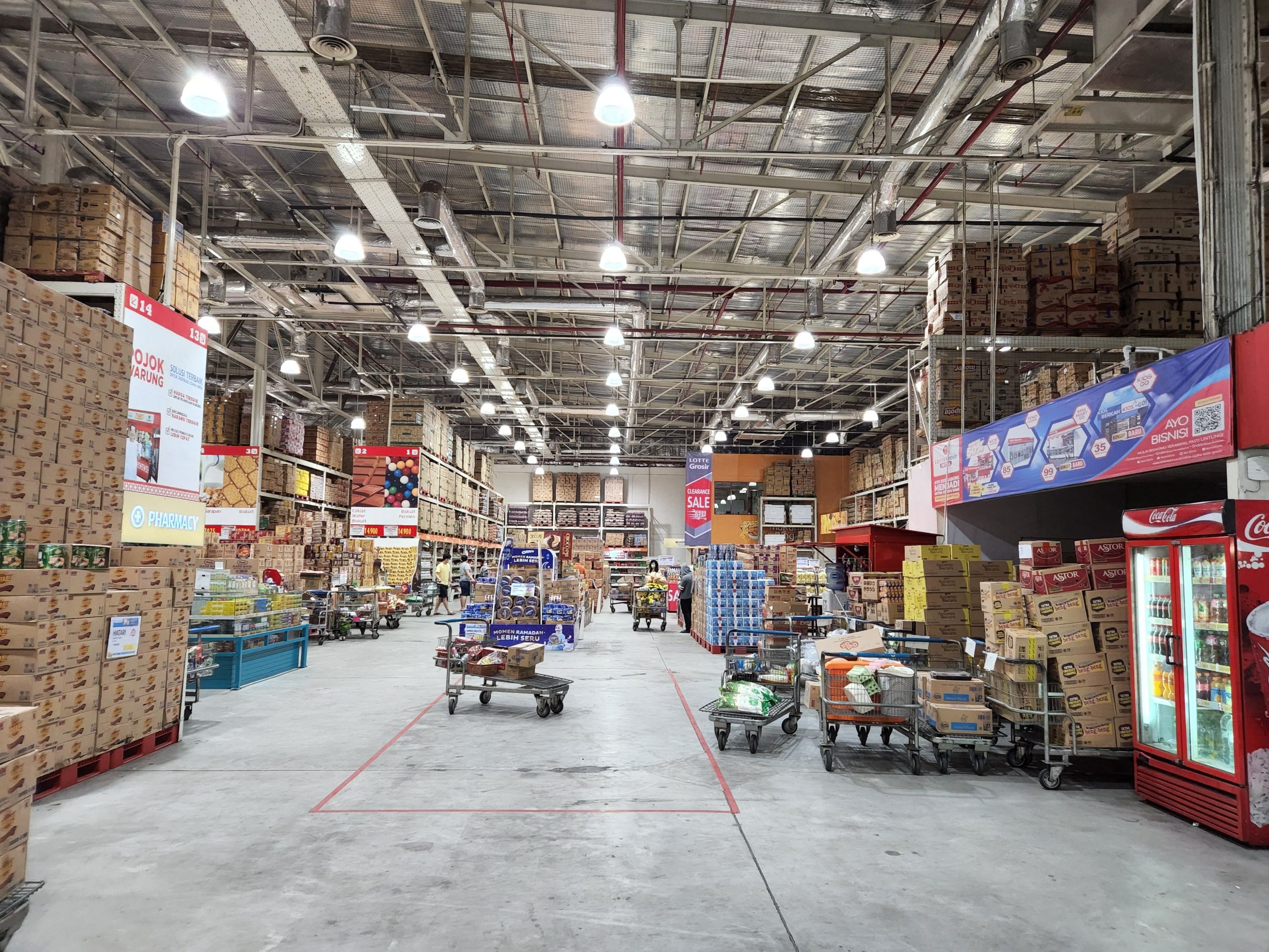 Entrepôt animé de marchandises empilées et chariots