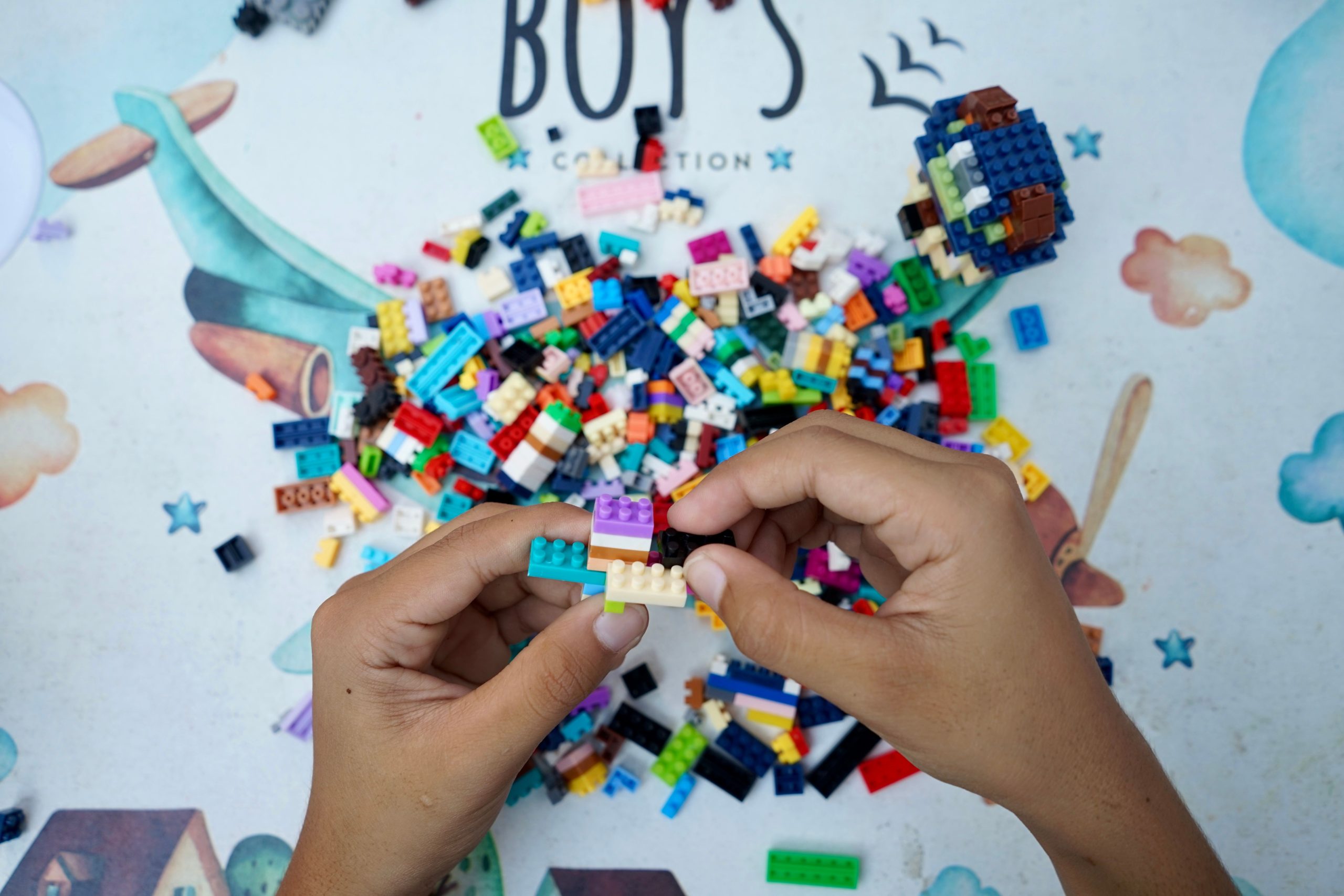 Enfant assemblant des briques LEGO colorées en extérieur