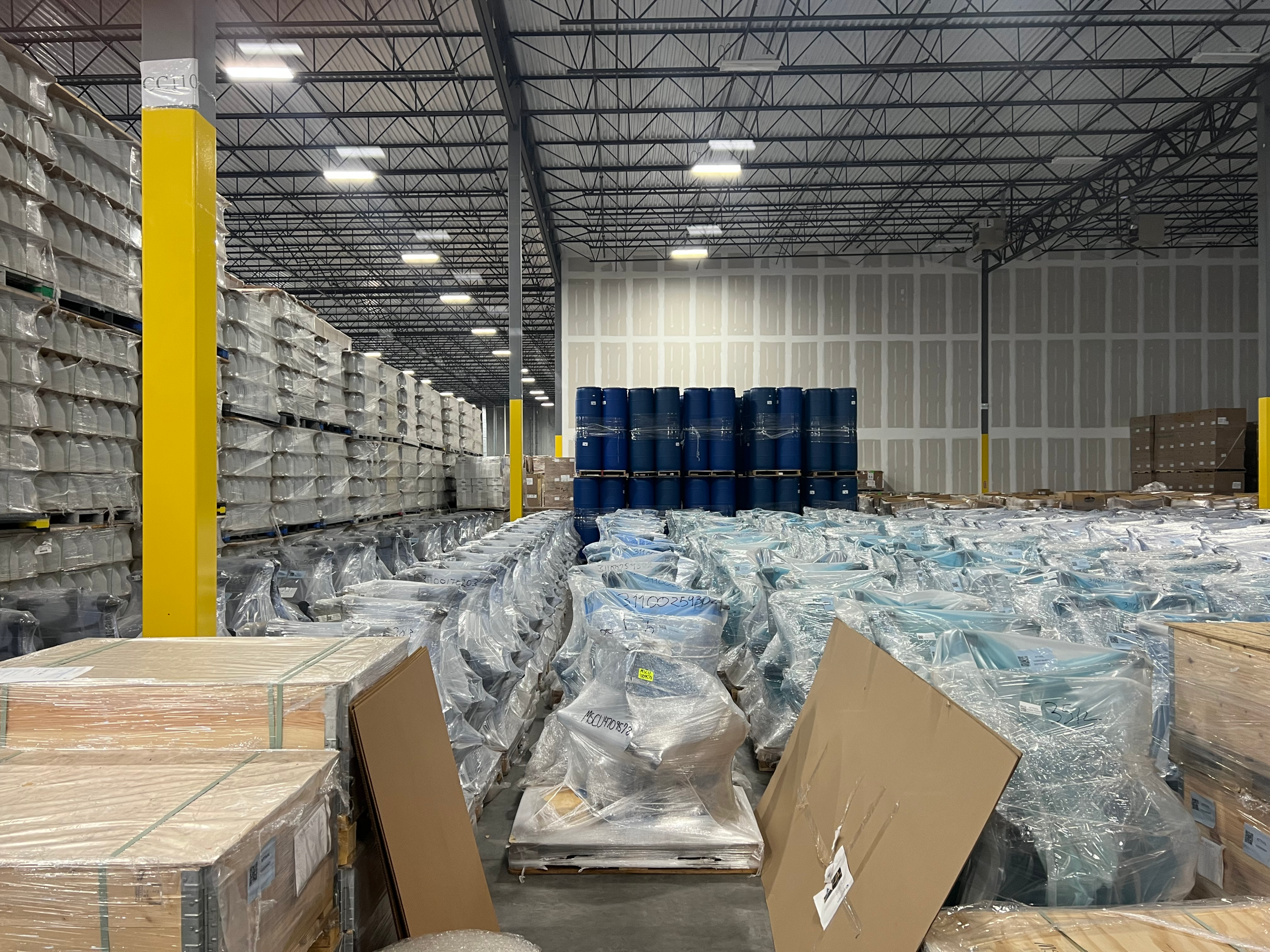Grand entrepôt industriel avec marchandises stockées