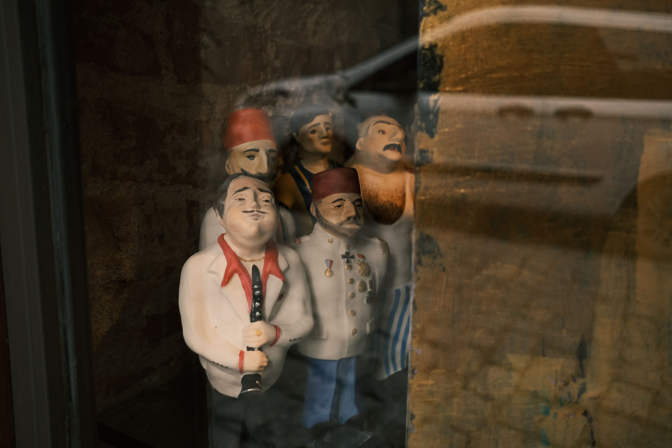 Figurines céramiques fantaisistes visibles fenêtre vitrée