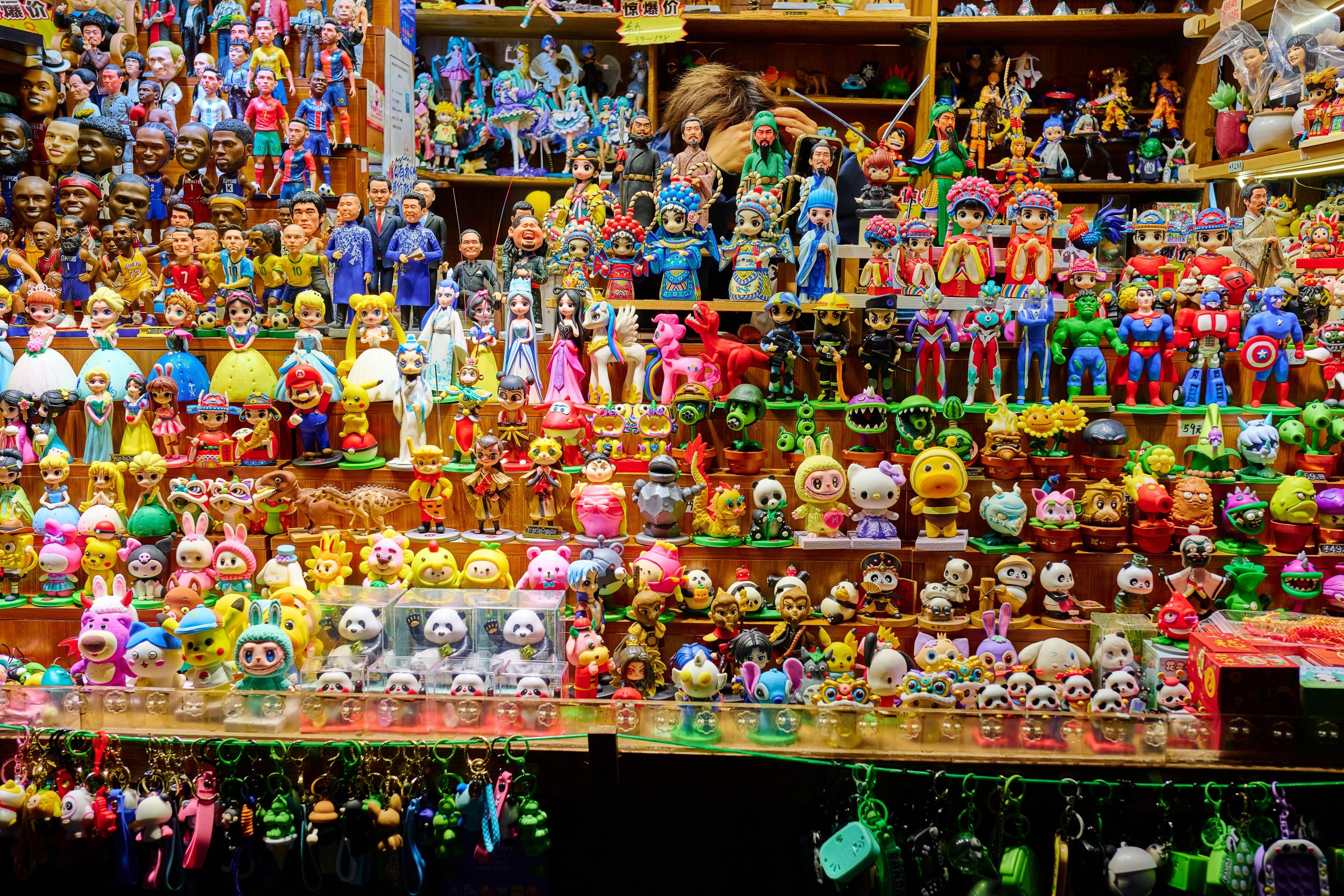 Collection de figurines colorées exposées sur étagères