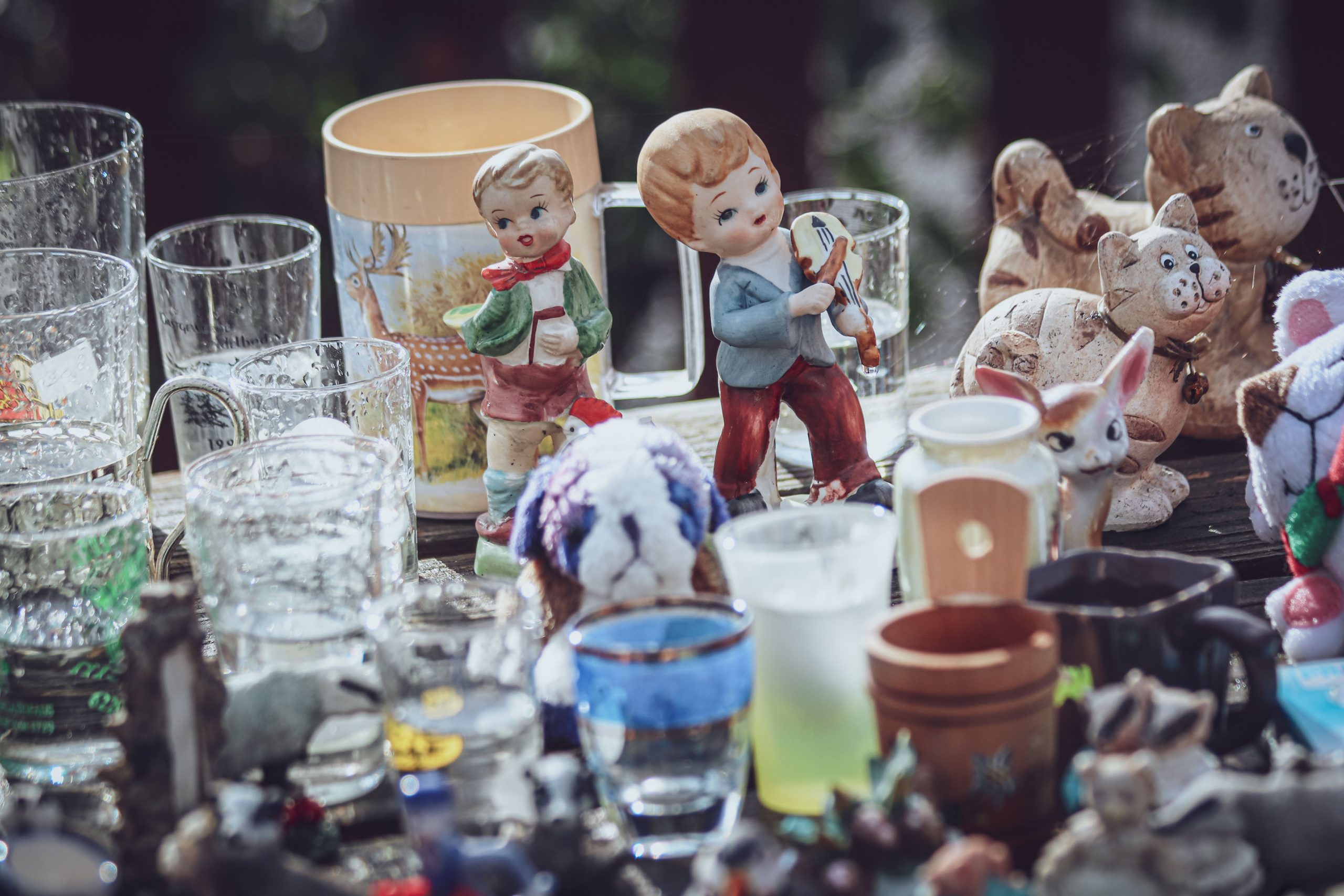 Collection figurines décoratives table vide grenier