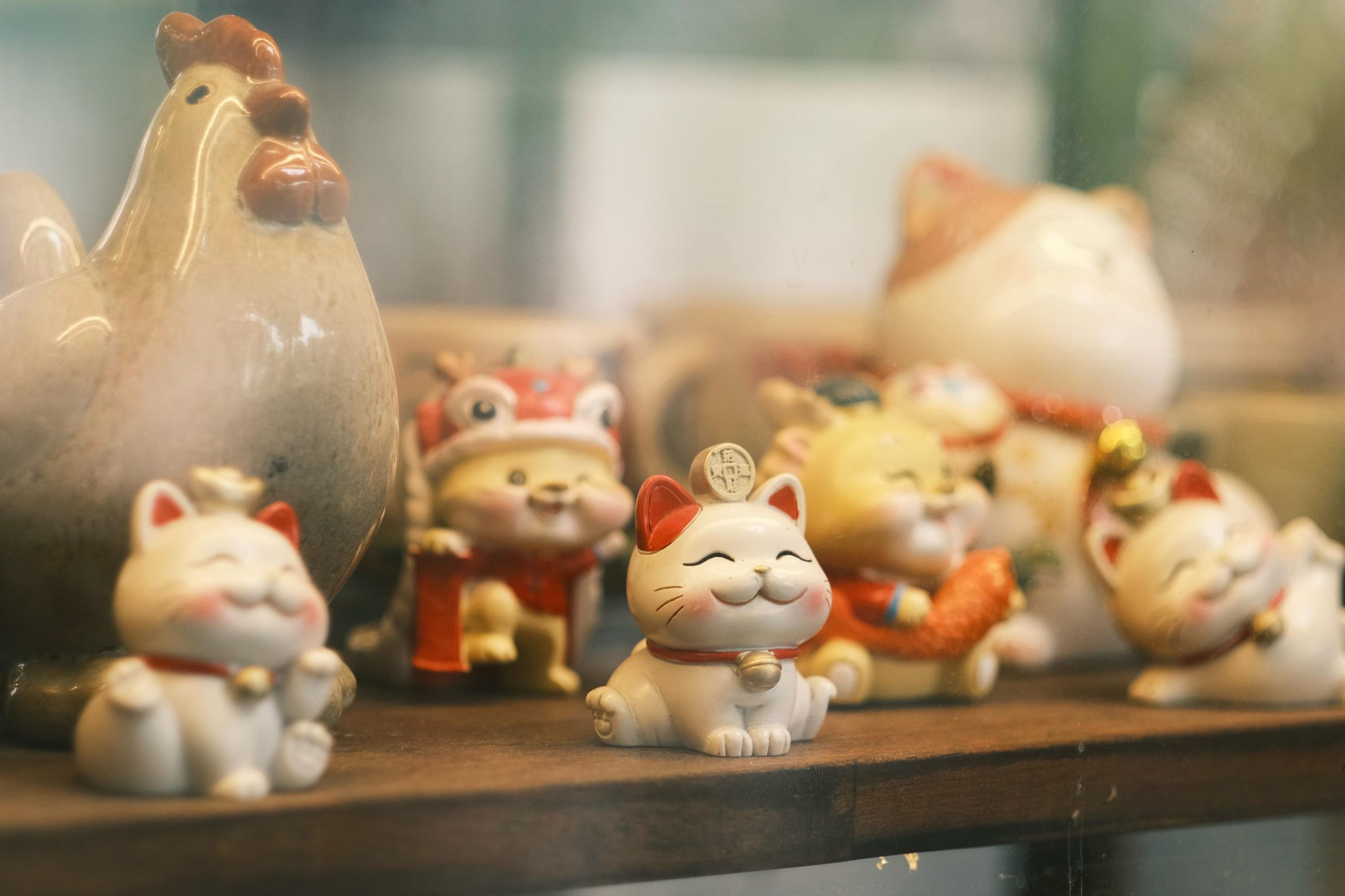Figurines Maneki-Neko coq céramique vitrine magasin