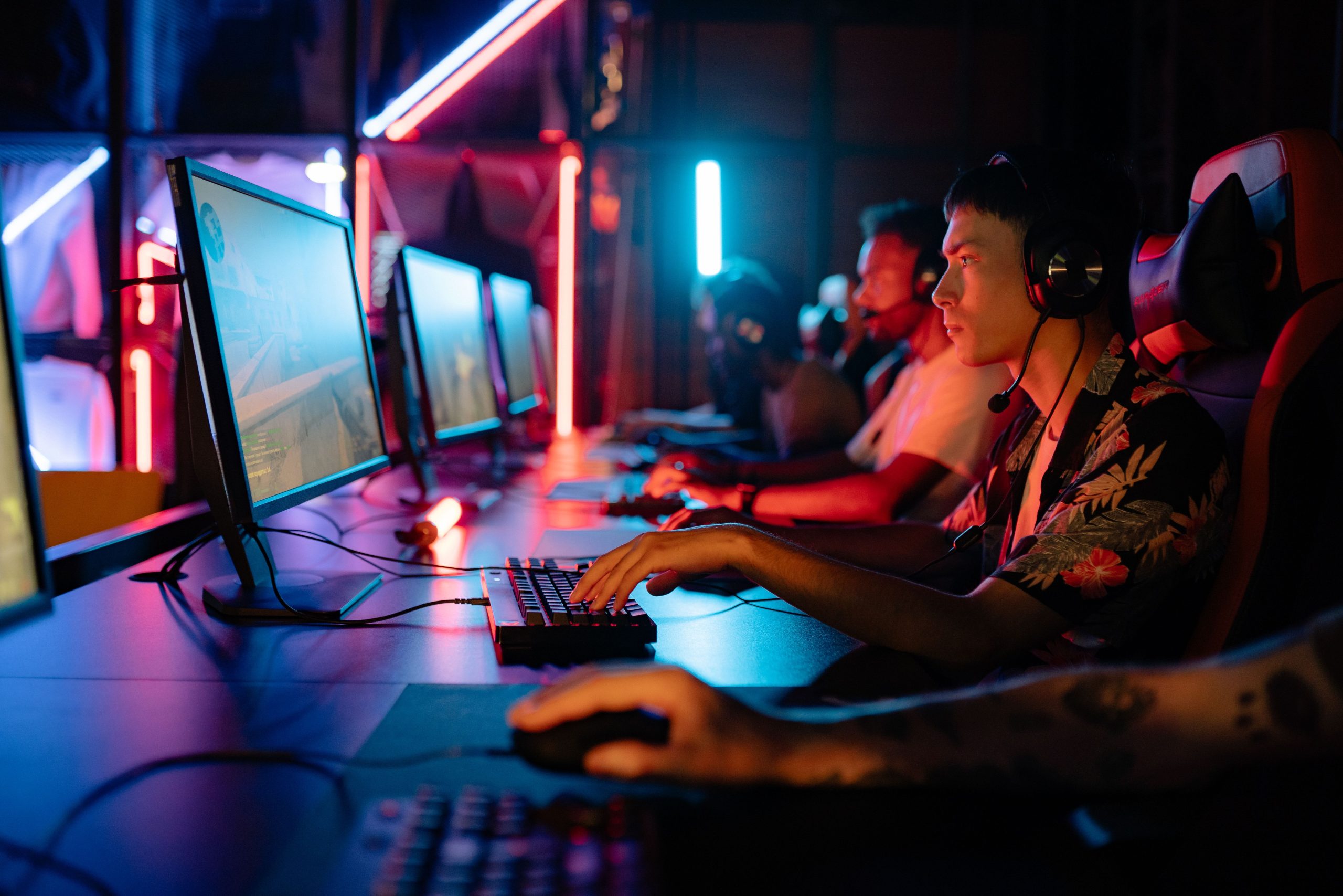 Joueurs en intense compétition esport arena néon