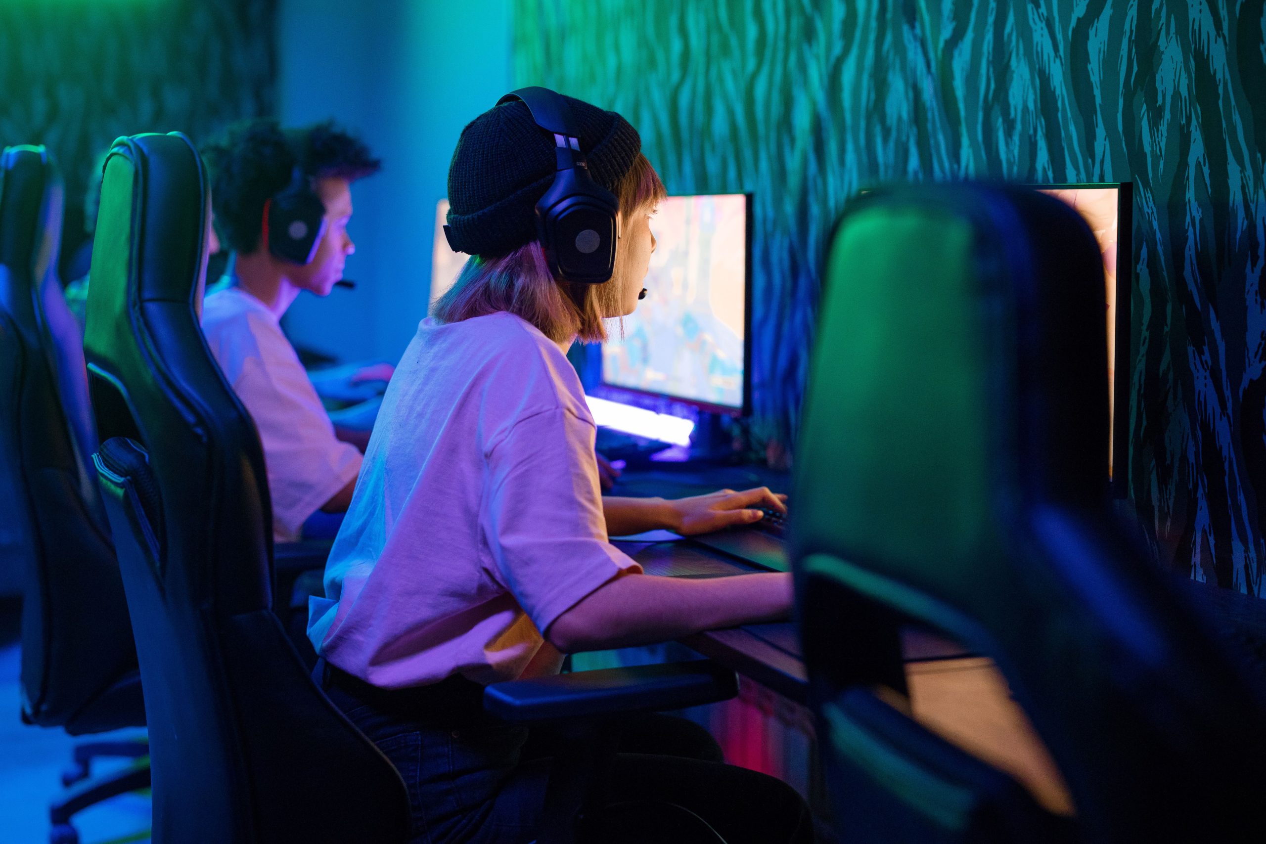 Jeunes gamers en session gaming intense esport