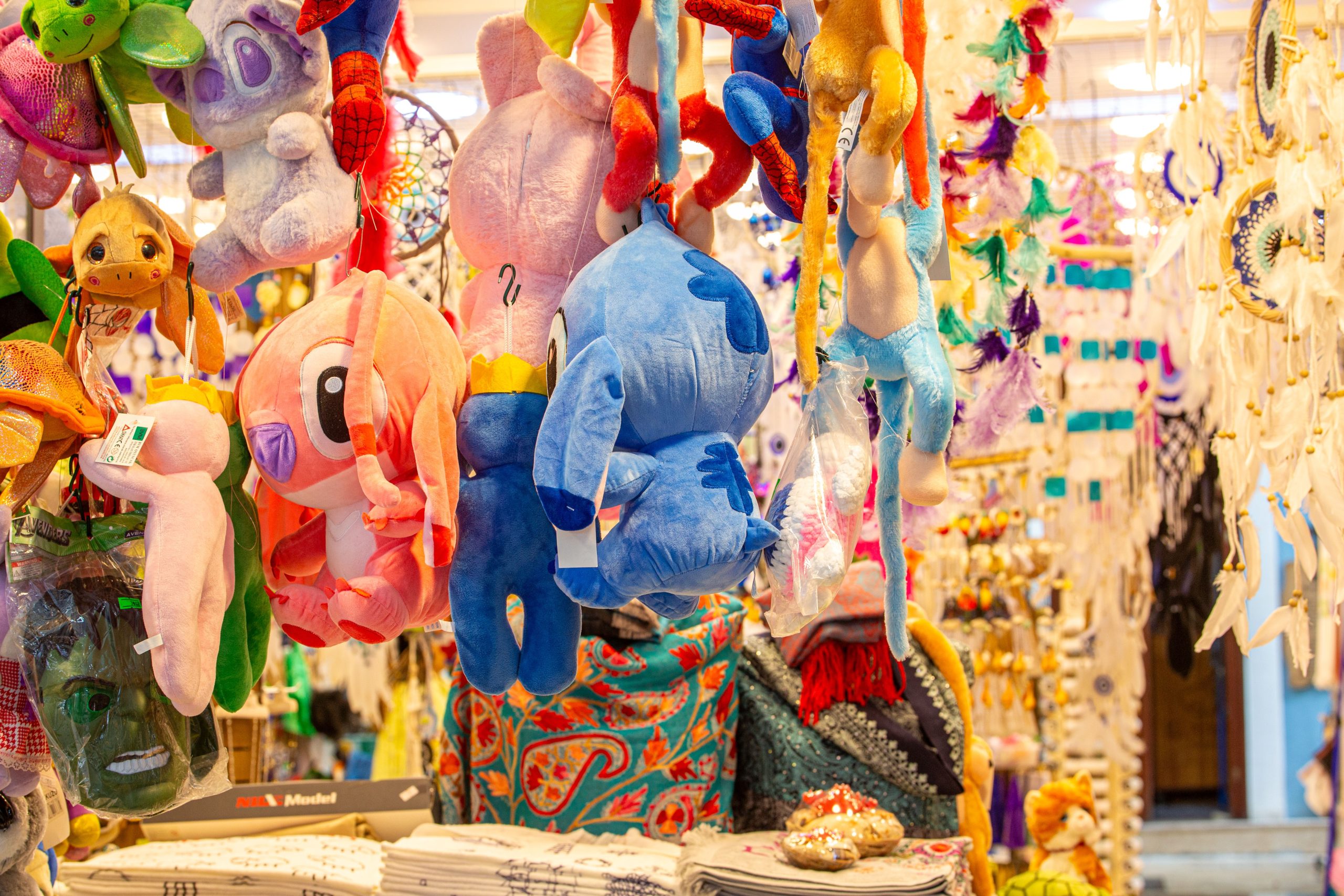 Étalage de peluches et attrape-rêves marché intérieur