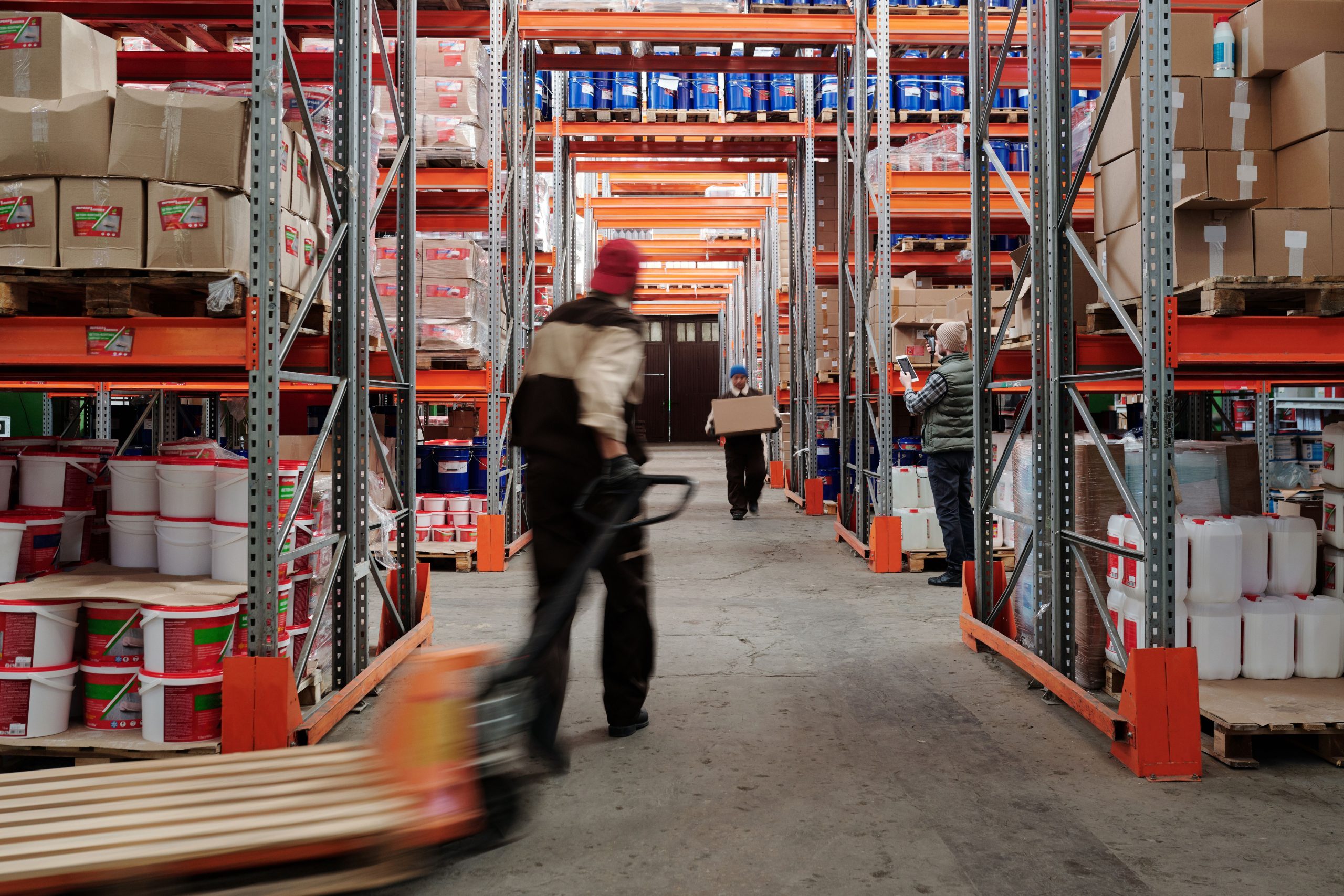 Entrepôt avec employés organisant étagères de boîtes