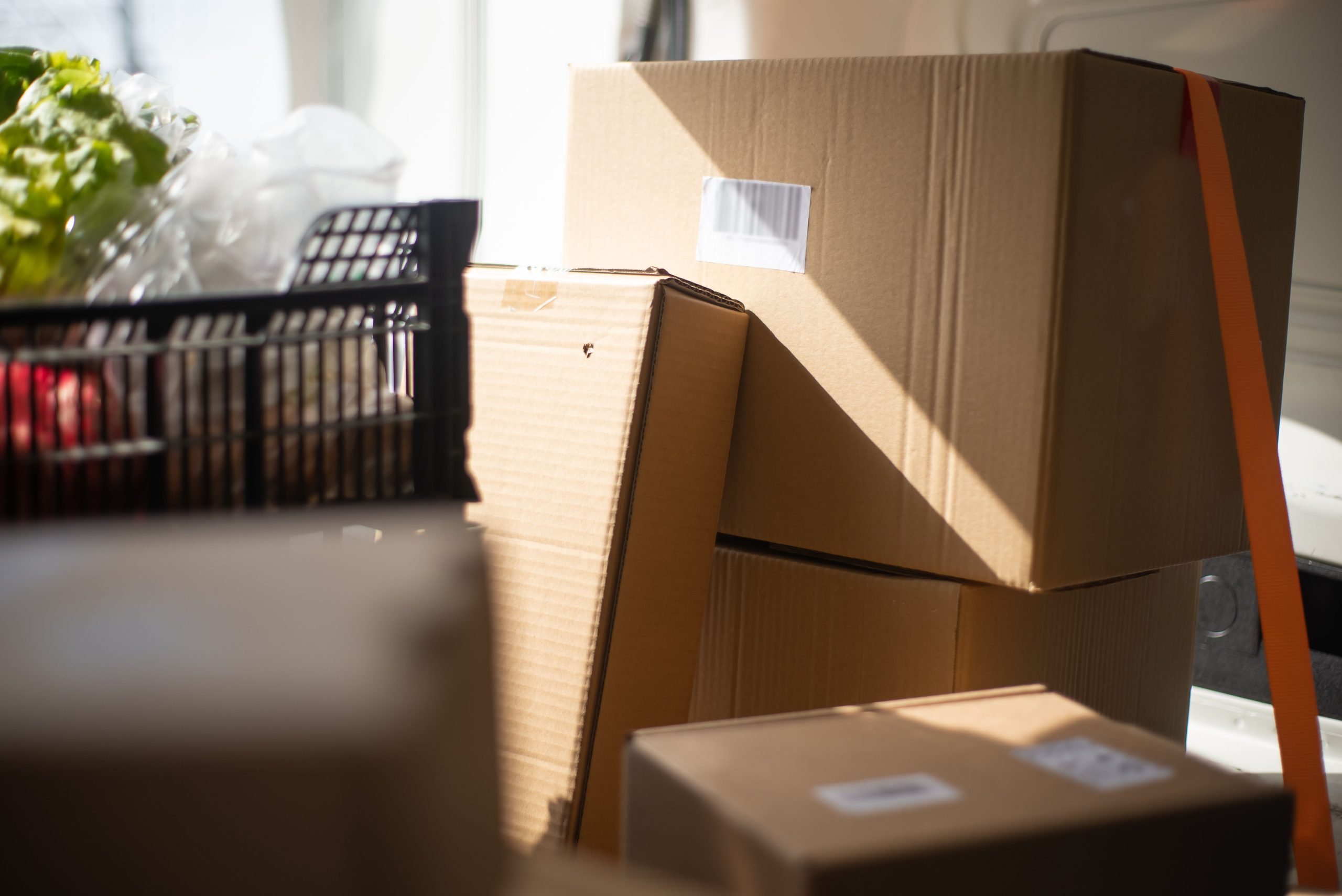 Cartons empilés dans fourgonnette livraison ensoleillée