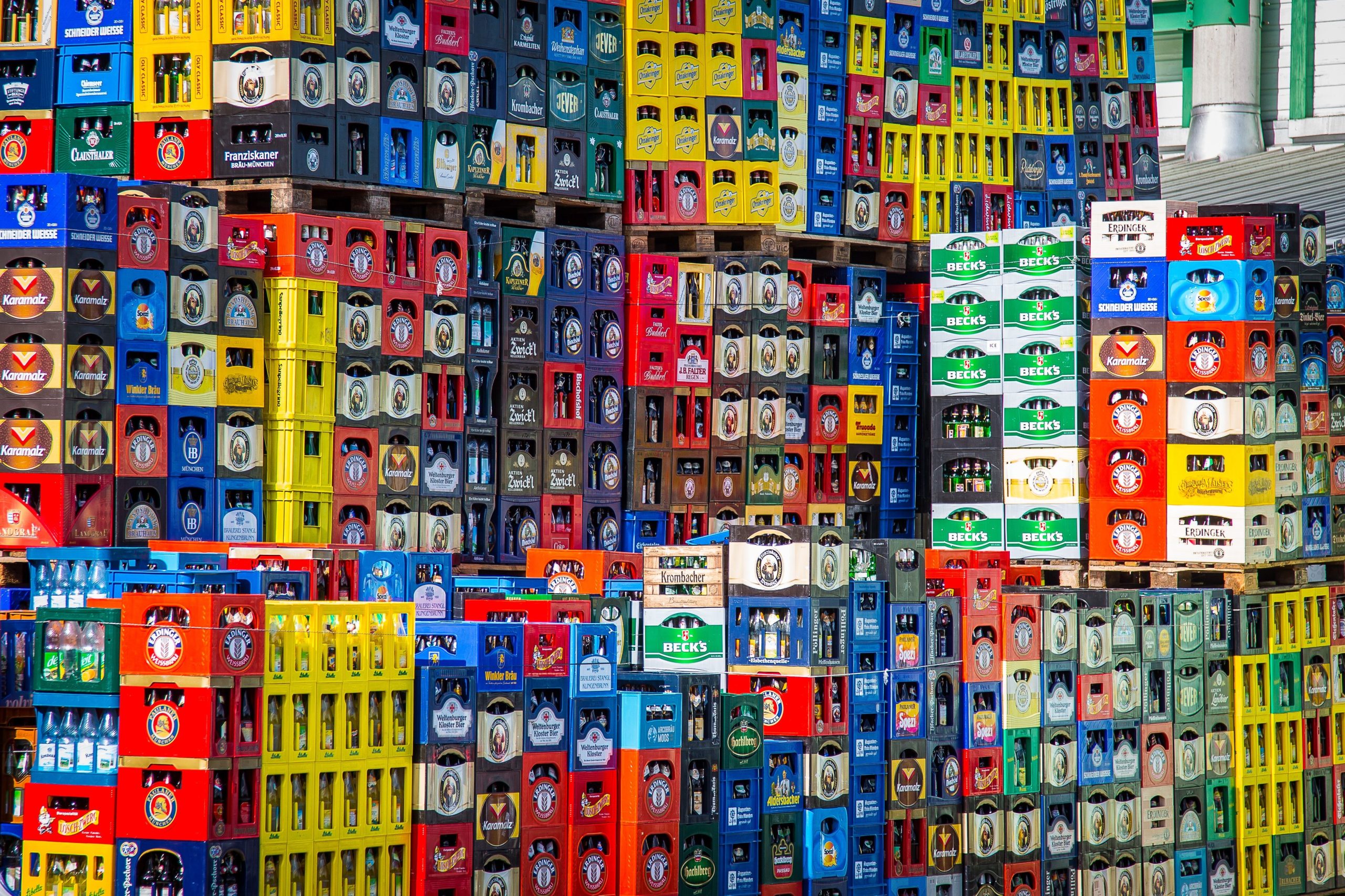 Caisses de bière empilées en entrepôt coloré