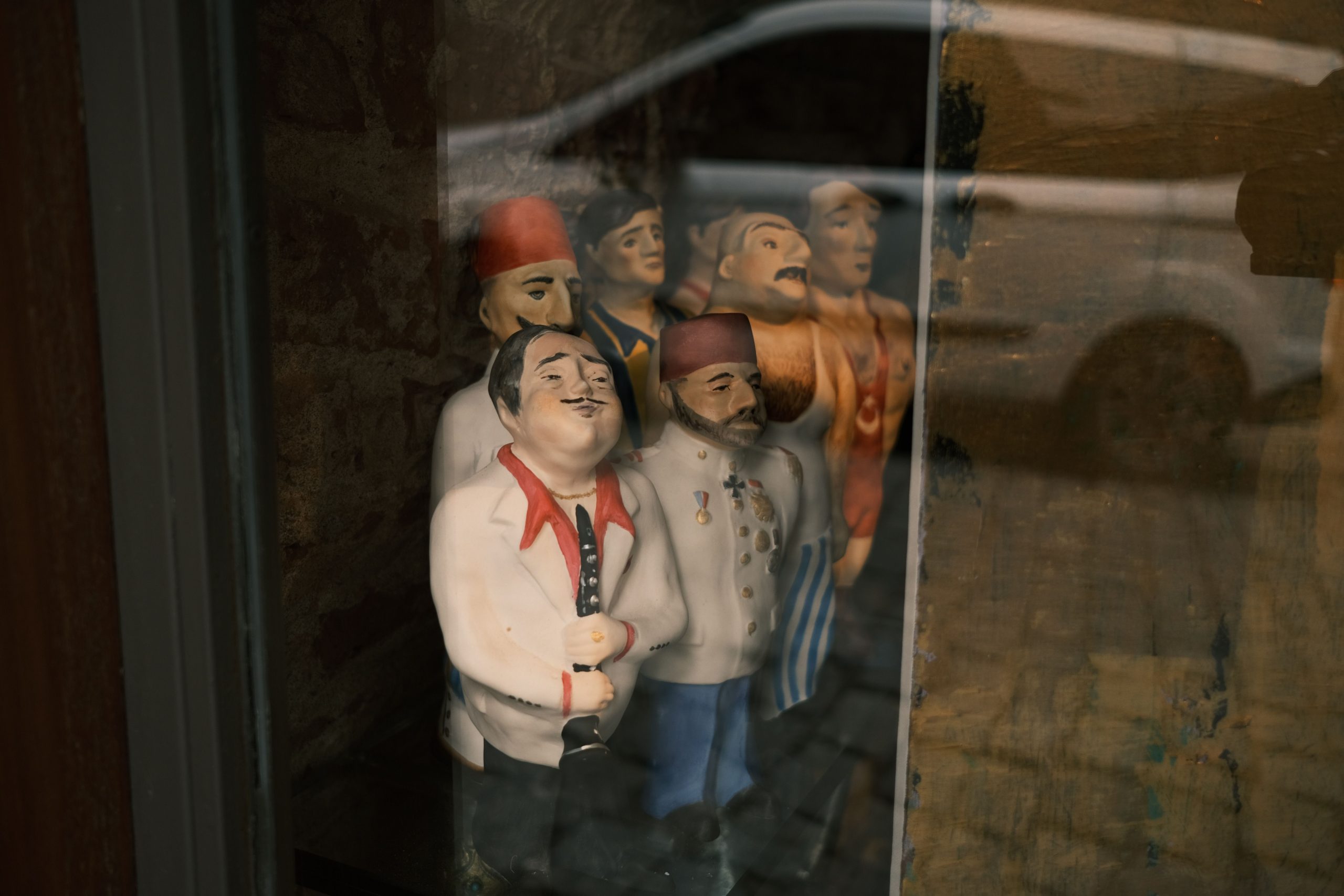 Figurines colorées vitrines reflets personnages vibrants