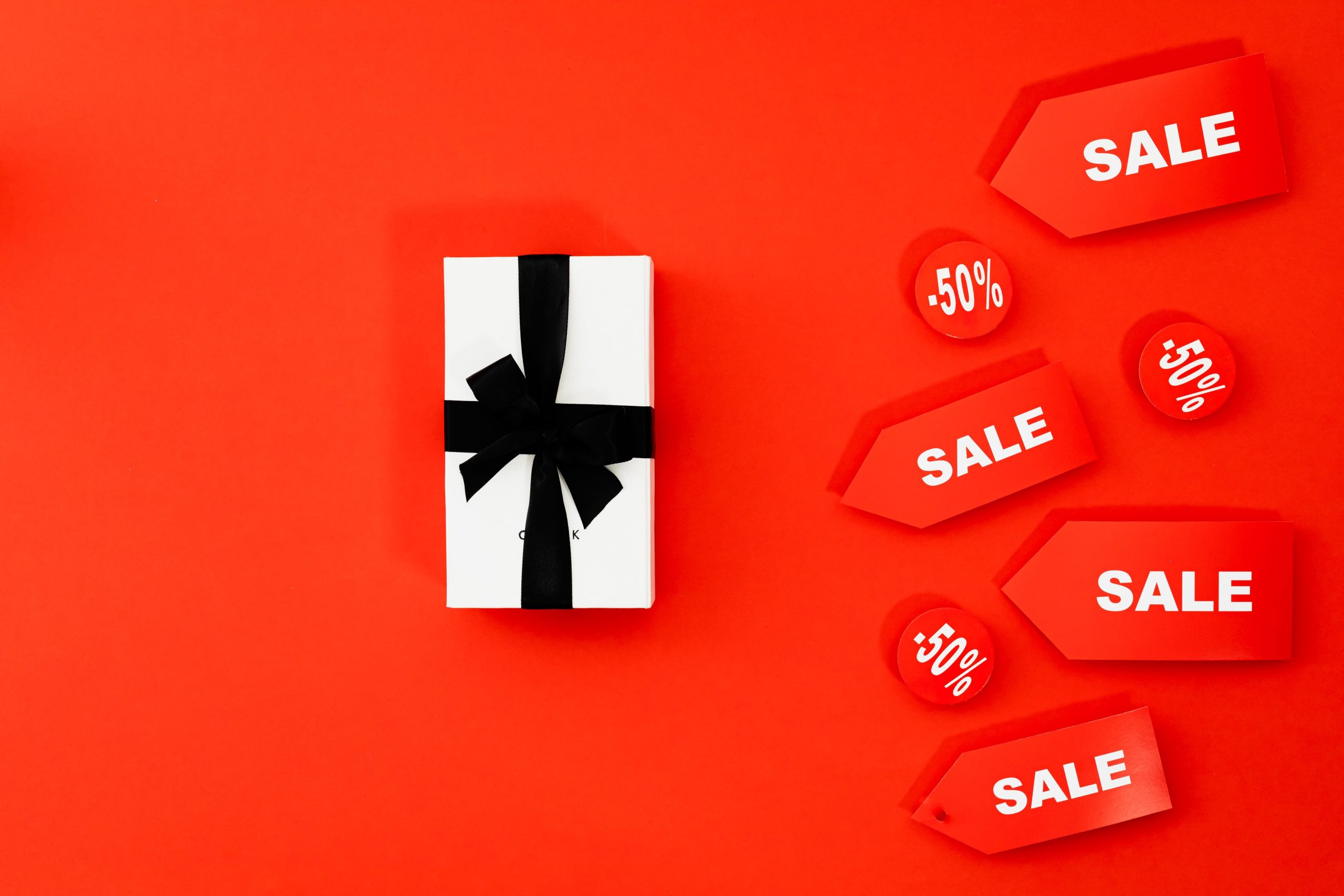 Étiquettes de solde rouges et boîte cadeau colorée
