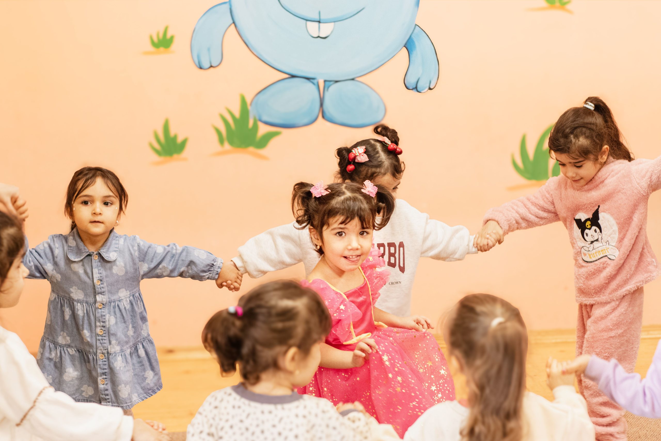 Enfants riant ensemble dans un jeu de cercle intérieur