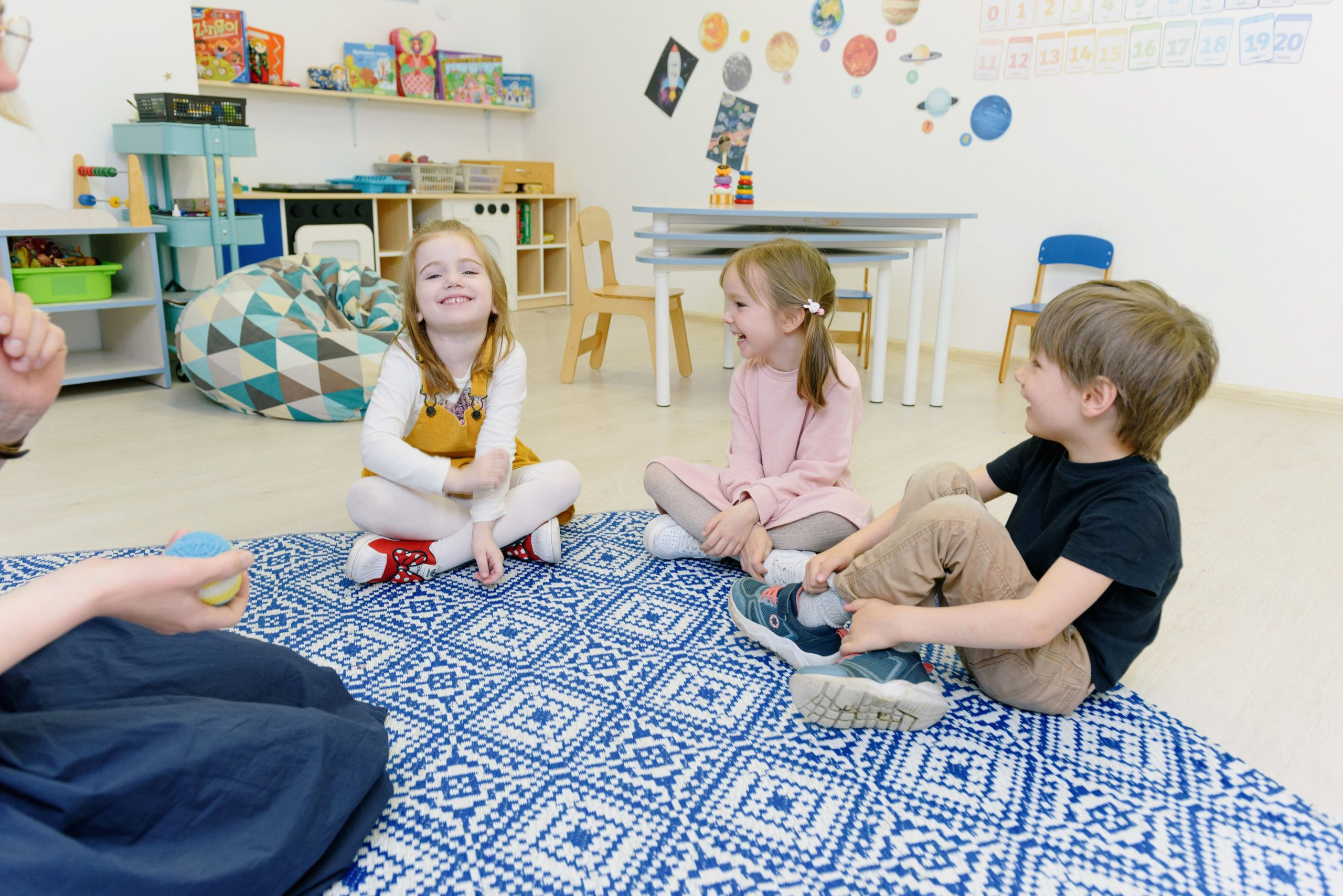 Jeunes enfants heureux jouant ensemble en salle de classe