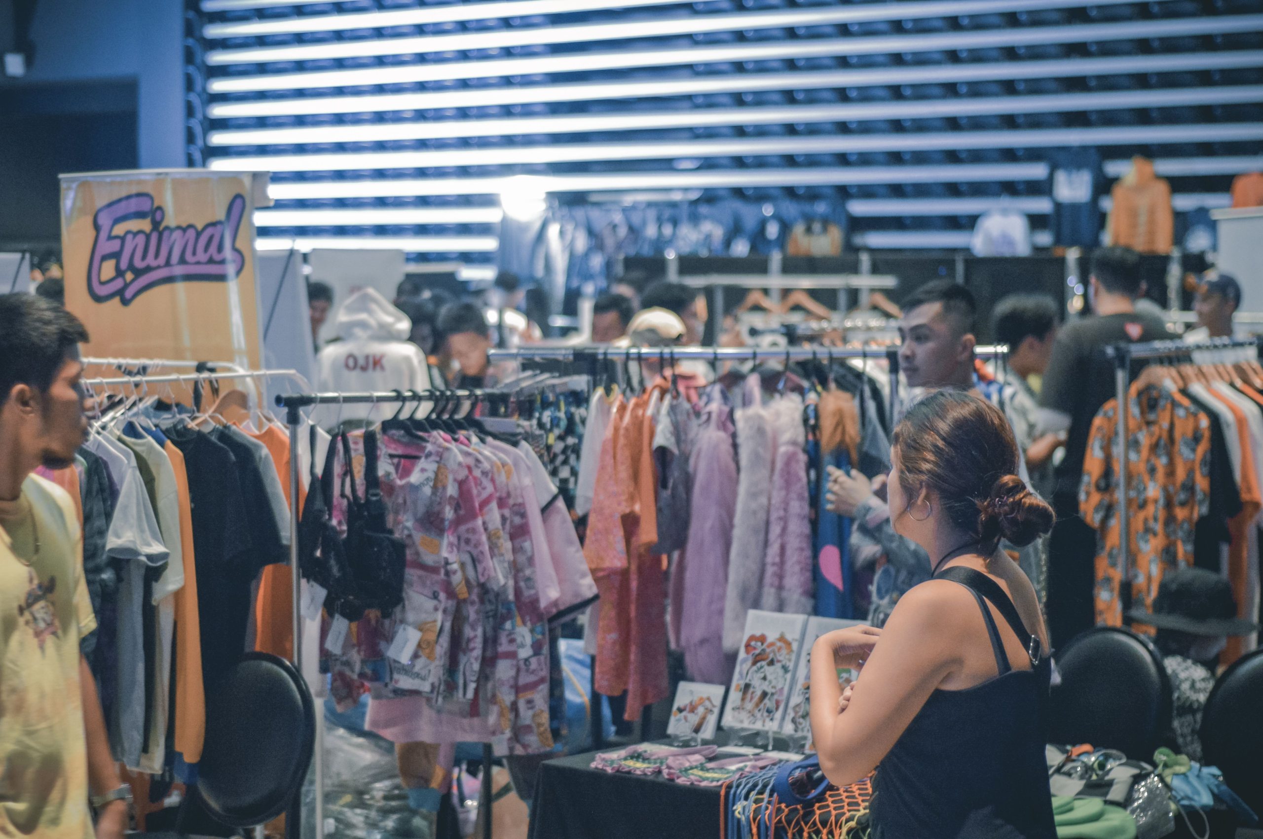 Marché intérieur avec clients découvrant vêtements