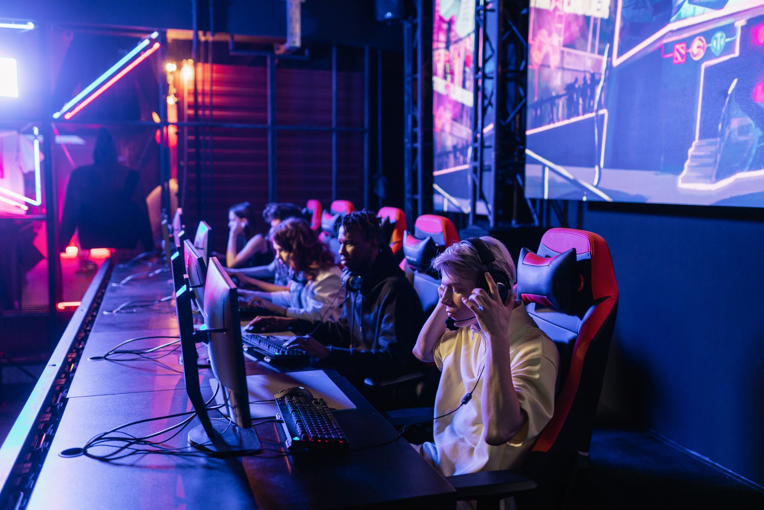 Gamers concentrés dans arena high-tech esport