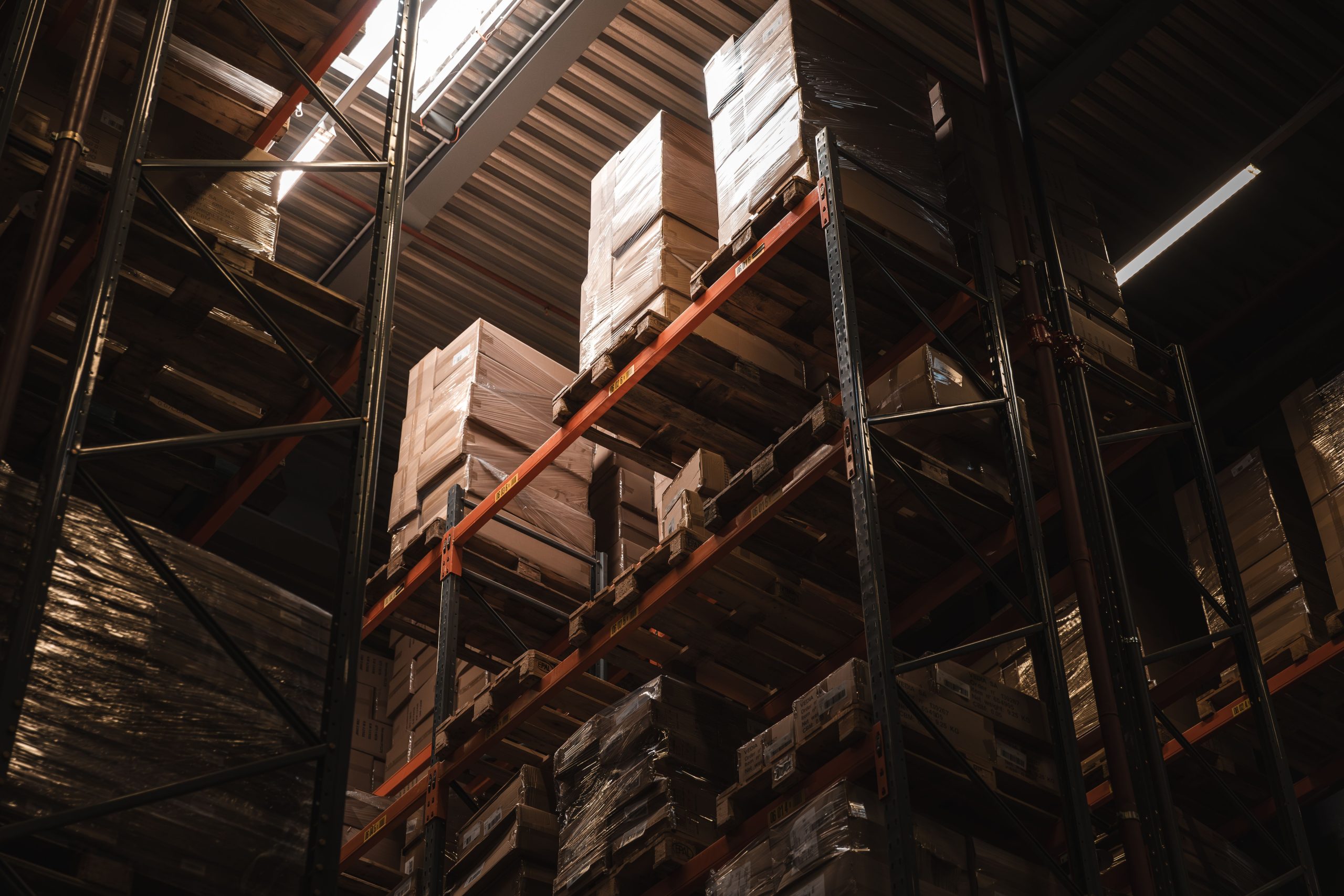 Entrepôt avec cartons empilés sur étagères hautes
