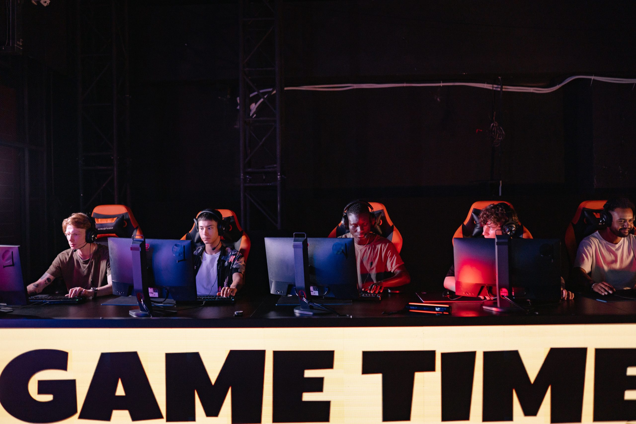 Groupe de joueurs en tournoi esport en ligne
