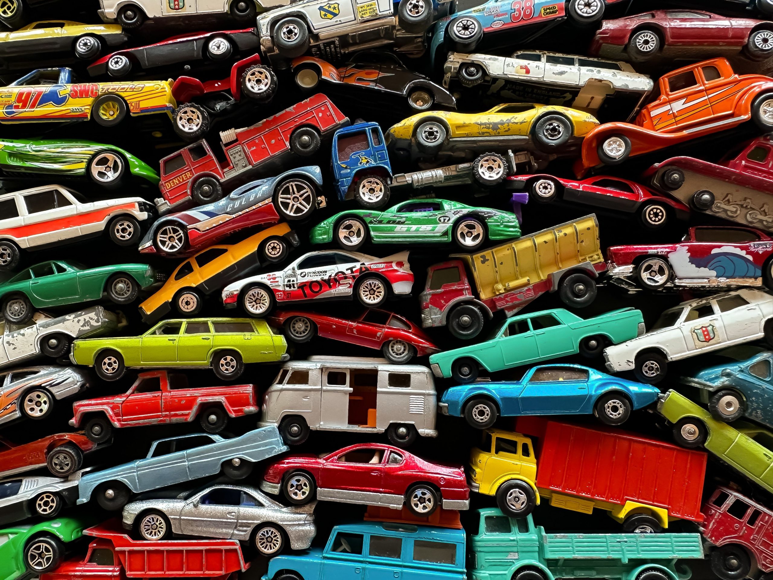 Assortiment coloré de voitures miniatures rangées