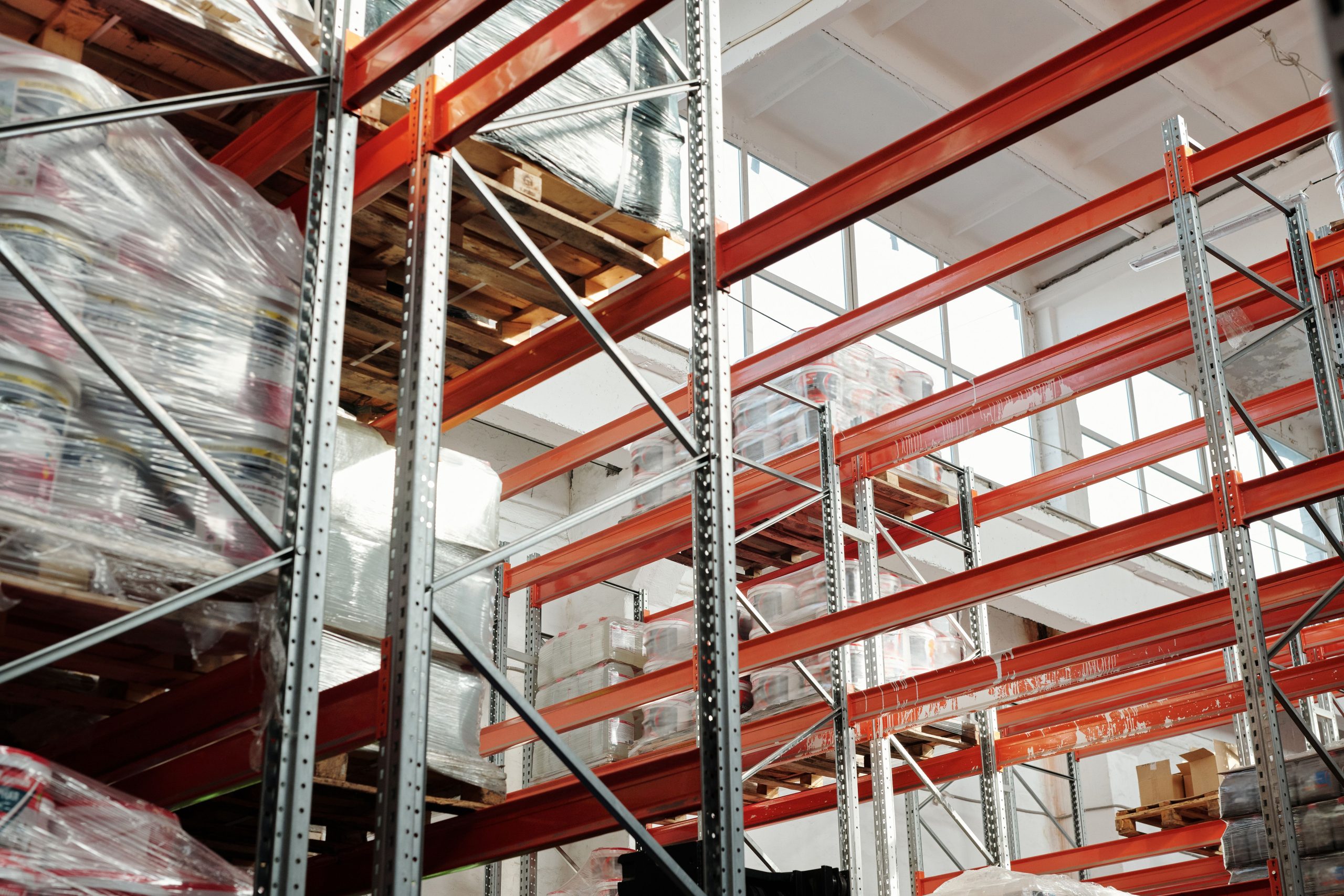Entrepot moderne avec palettes et systeme de stockage