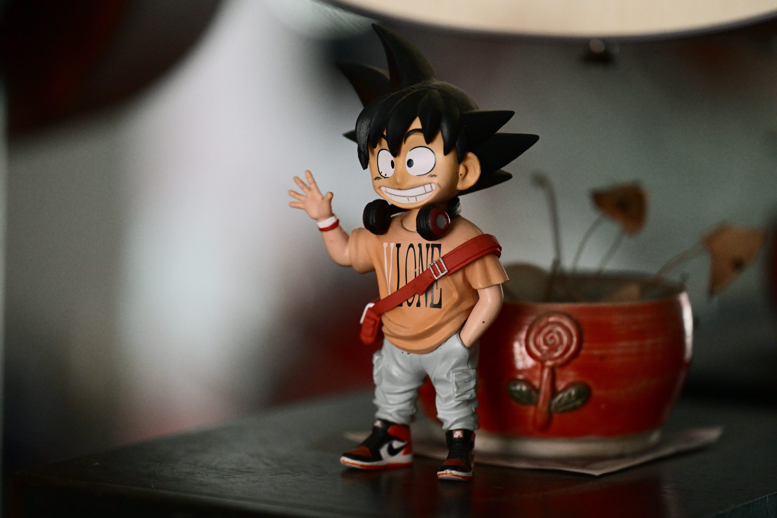 Figurine anime avec casque sur bureau moderne