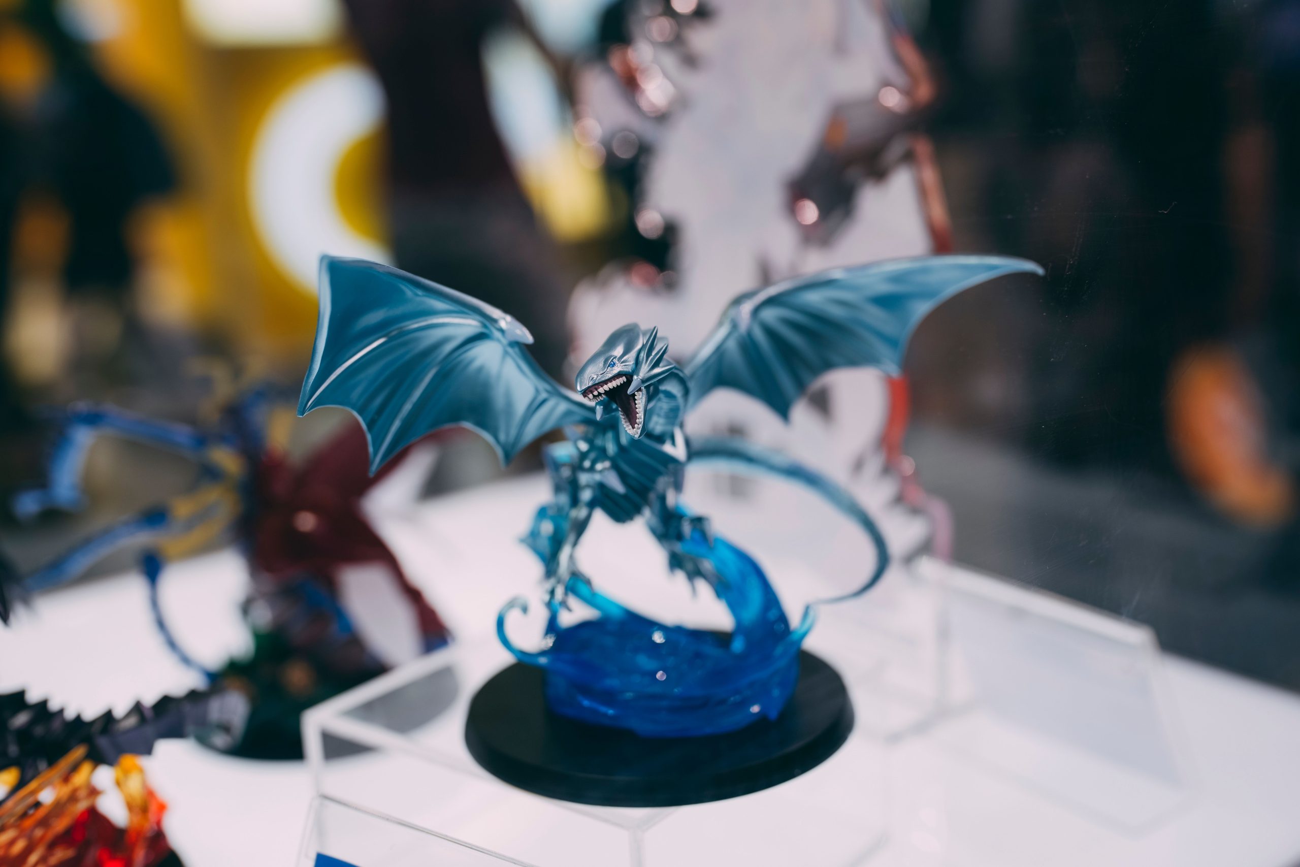 Figurine dragon bleu détaillée exposition intérieure