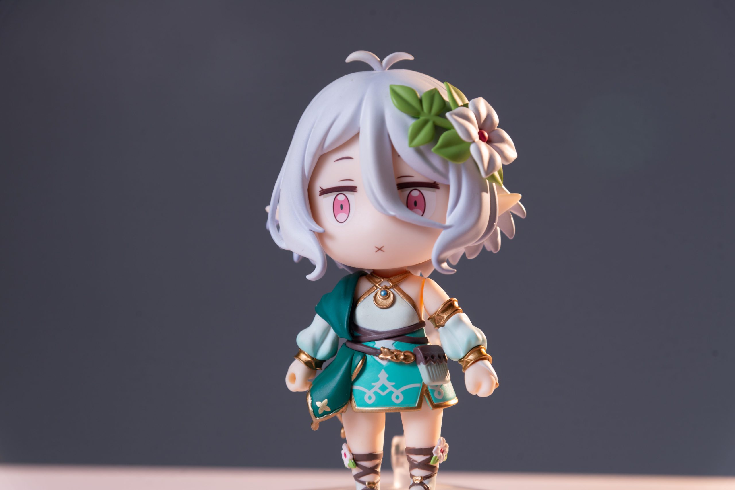 Figurine cheveux blancs fleur décorative fond neutre