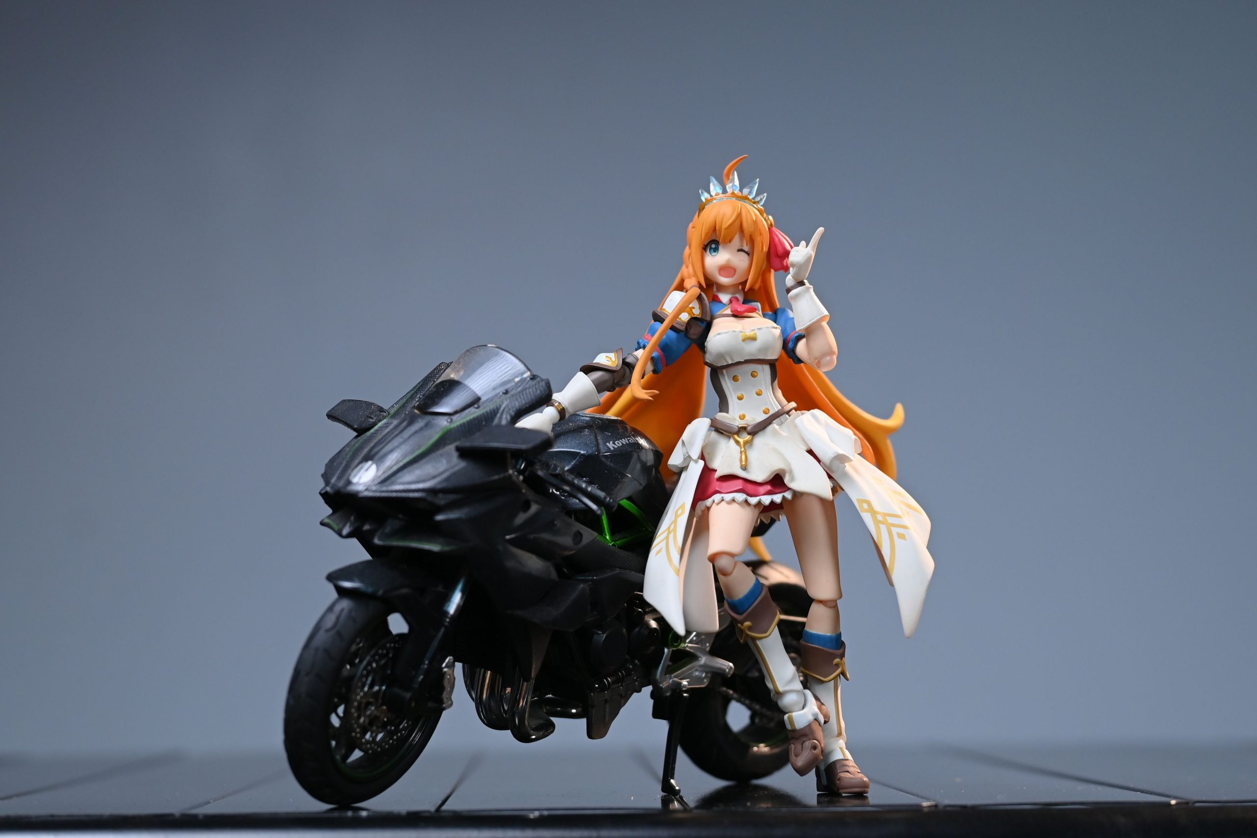 Figurine anime personnage moto noire brillante