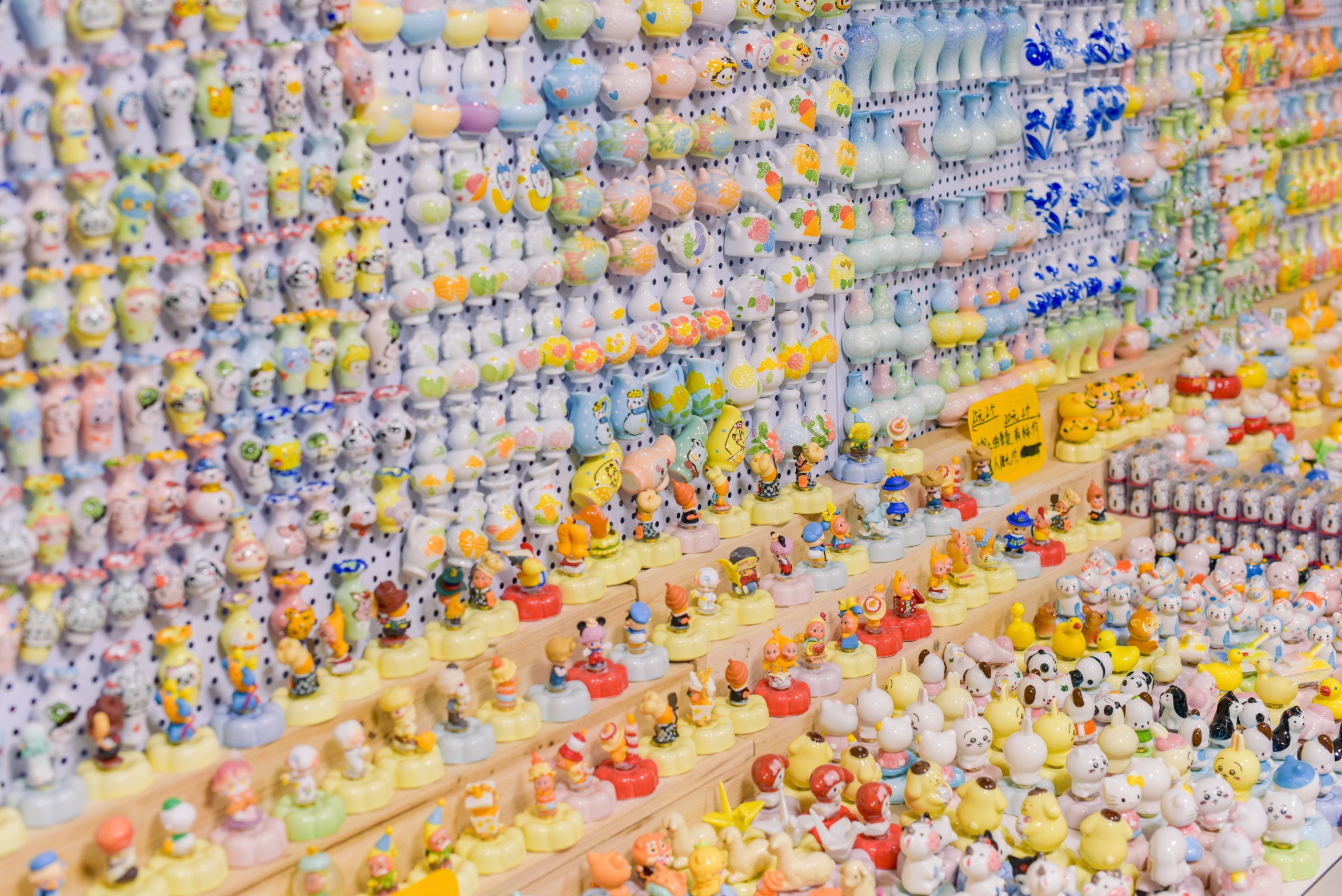 Figurines céramiques vibrantes arrangées sur étagères