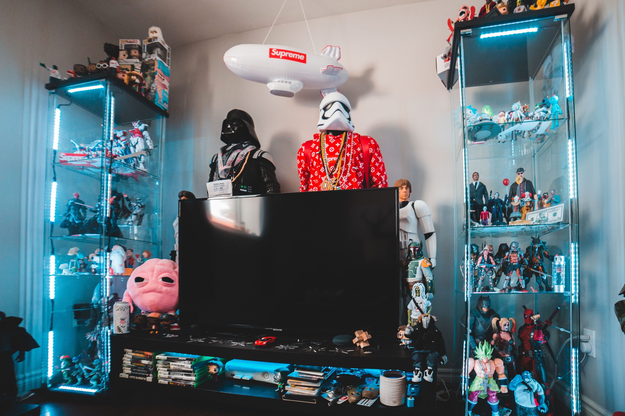 Figurines héros et personnages devant téléviseur