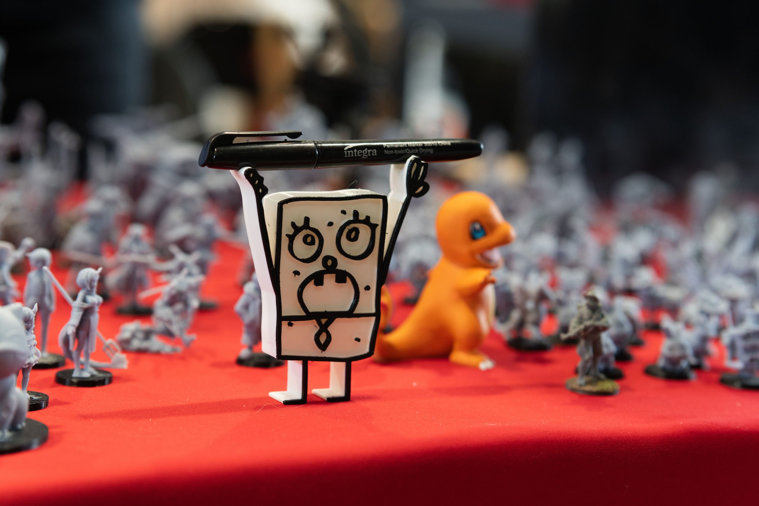 Figurines assorties jouets table rouge convention