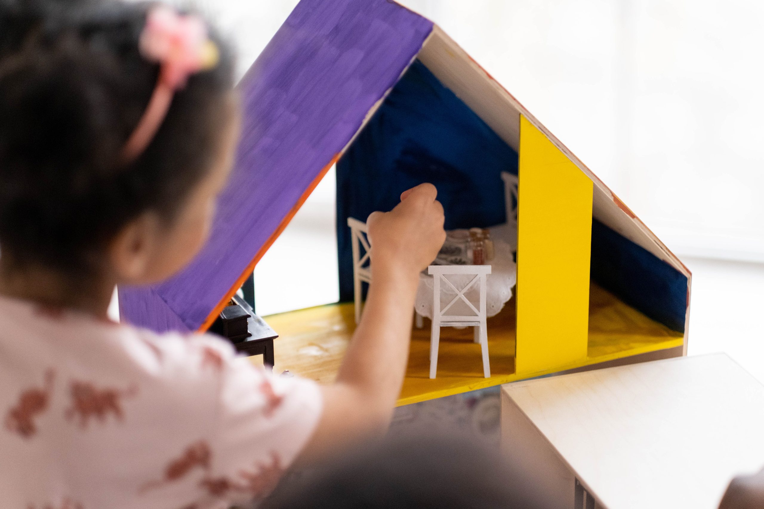Fille jouant maison poupée colorée intérieur créatif