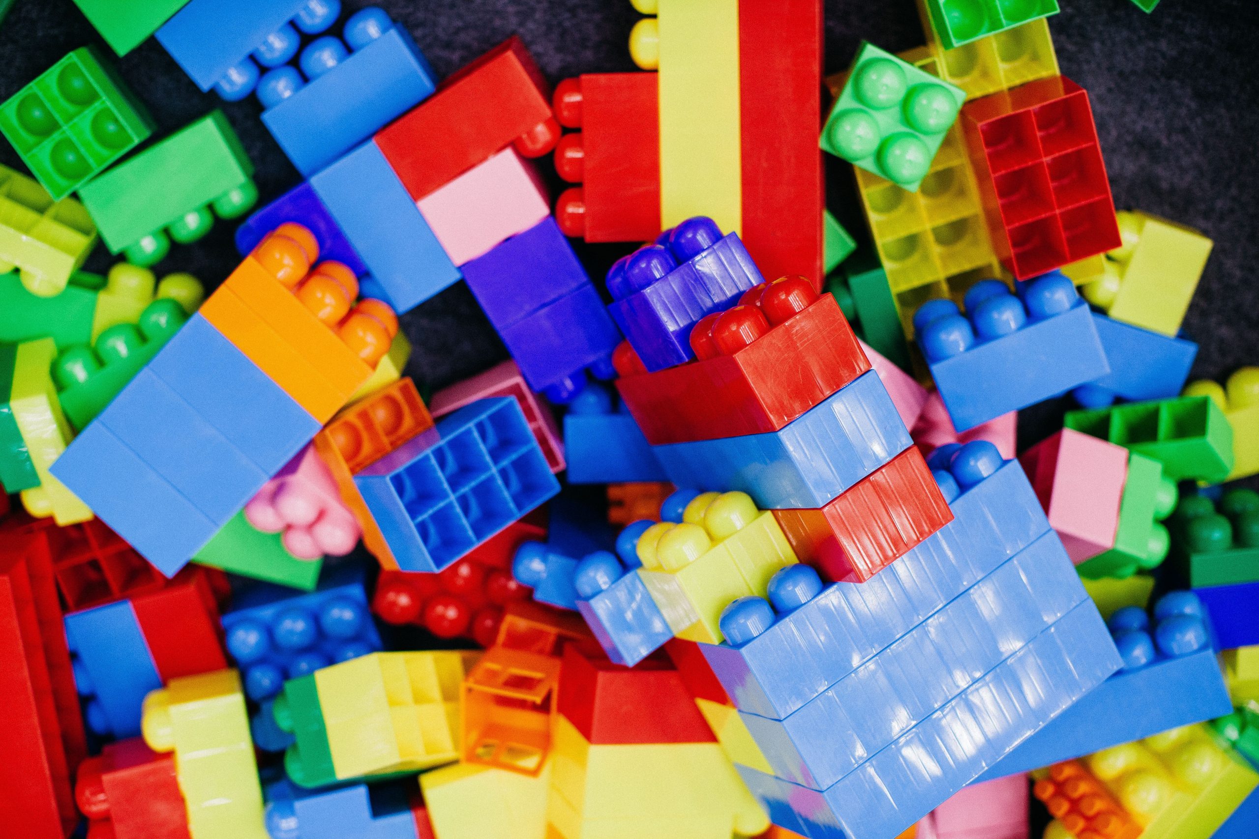 Briques de construction en plastique colorées assemblées