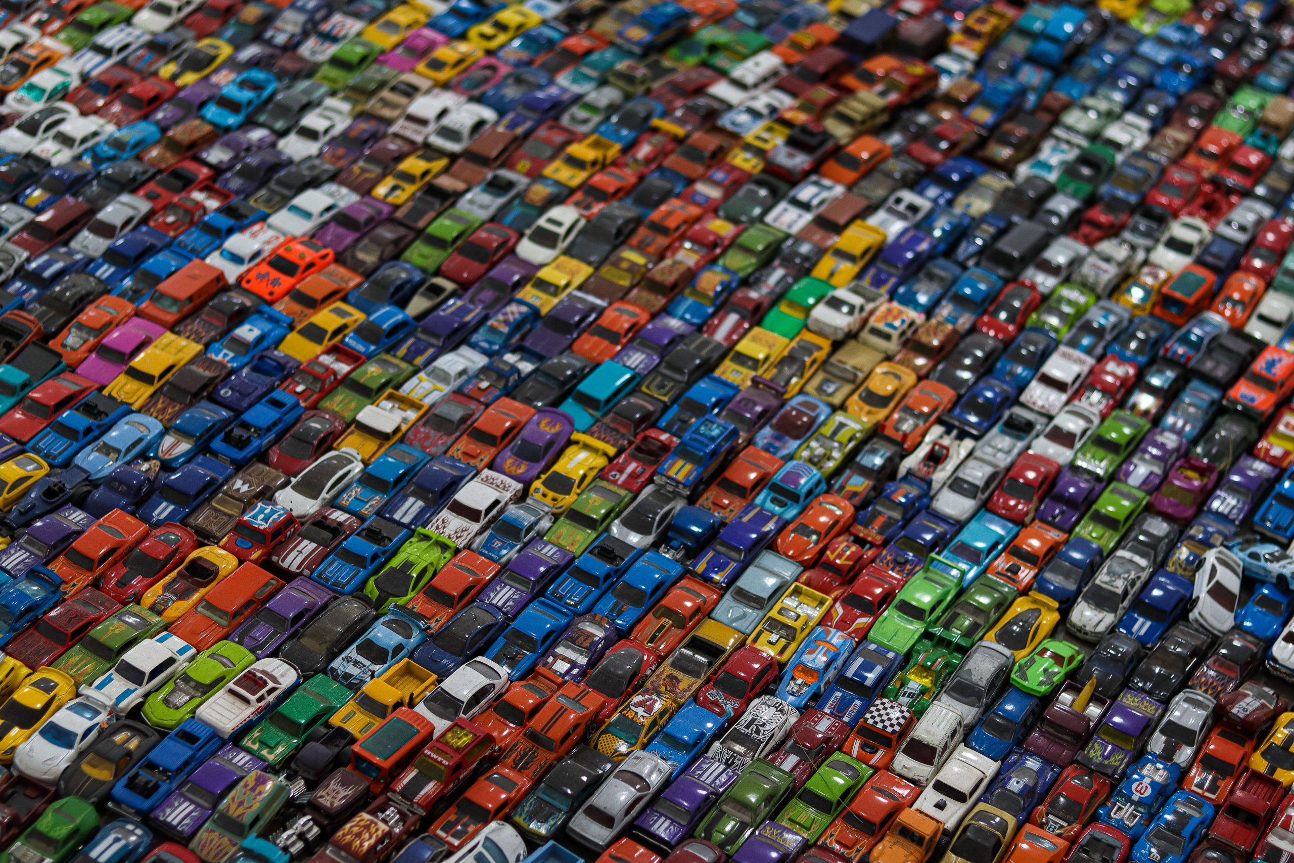 Mosaïque colorée de voitures miniatures assemblées