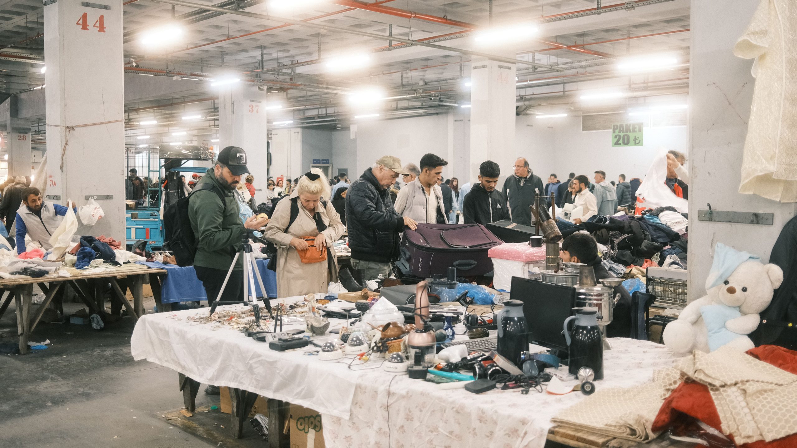 Acheteurs explorant jouets et objets au marché aux puces
