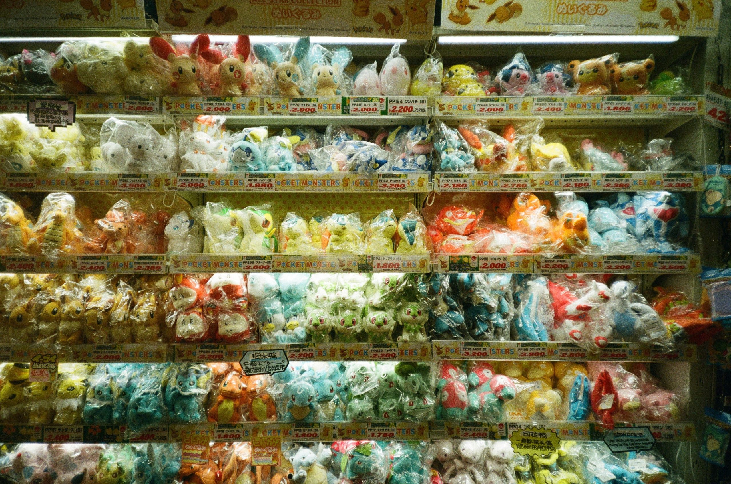 Collection de peluches assorties sur rayons
